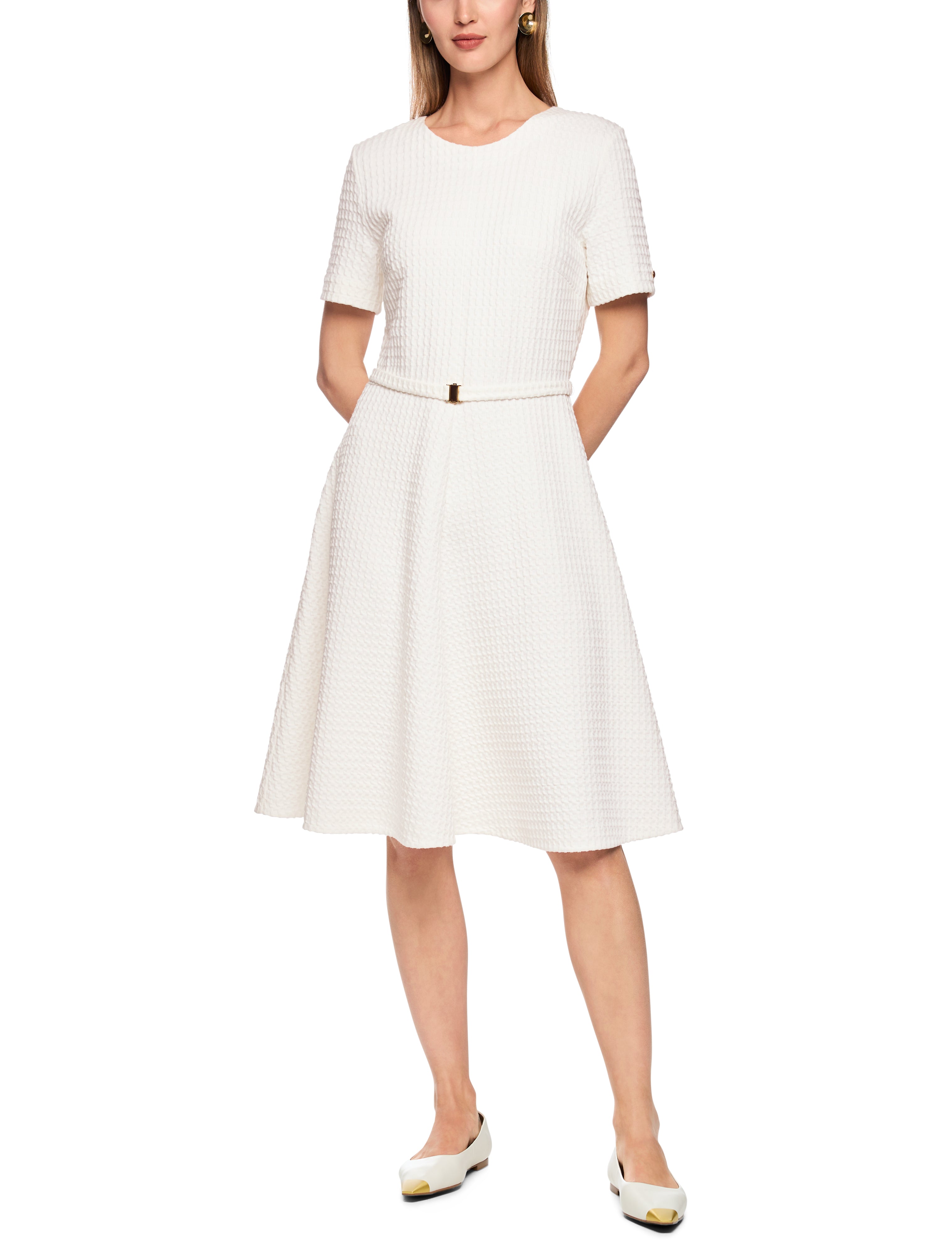 שמלת מיני העשויה בד בעל טקסטורה עם צווארון עגול וחגורת מותןהרכב: 74% כותנה, 20% פוליאסטר, 6% אלסטןהדוגמנית בגובה 1.79 ולובשת מידה 3 של מארק קיין