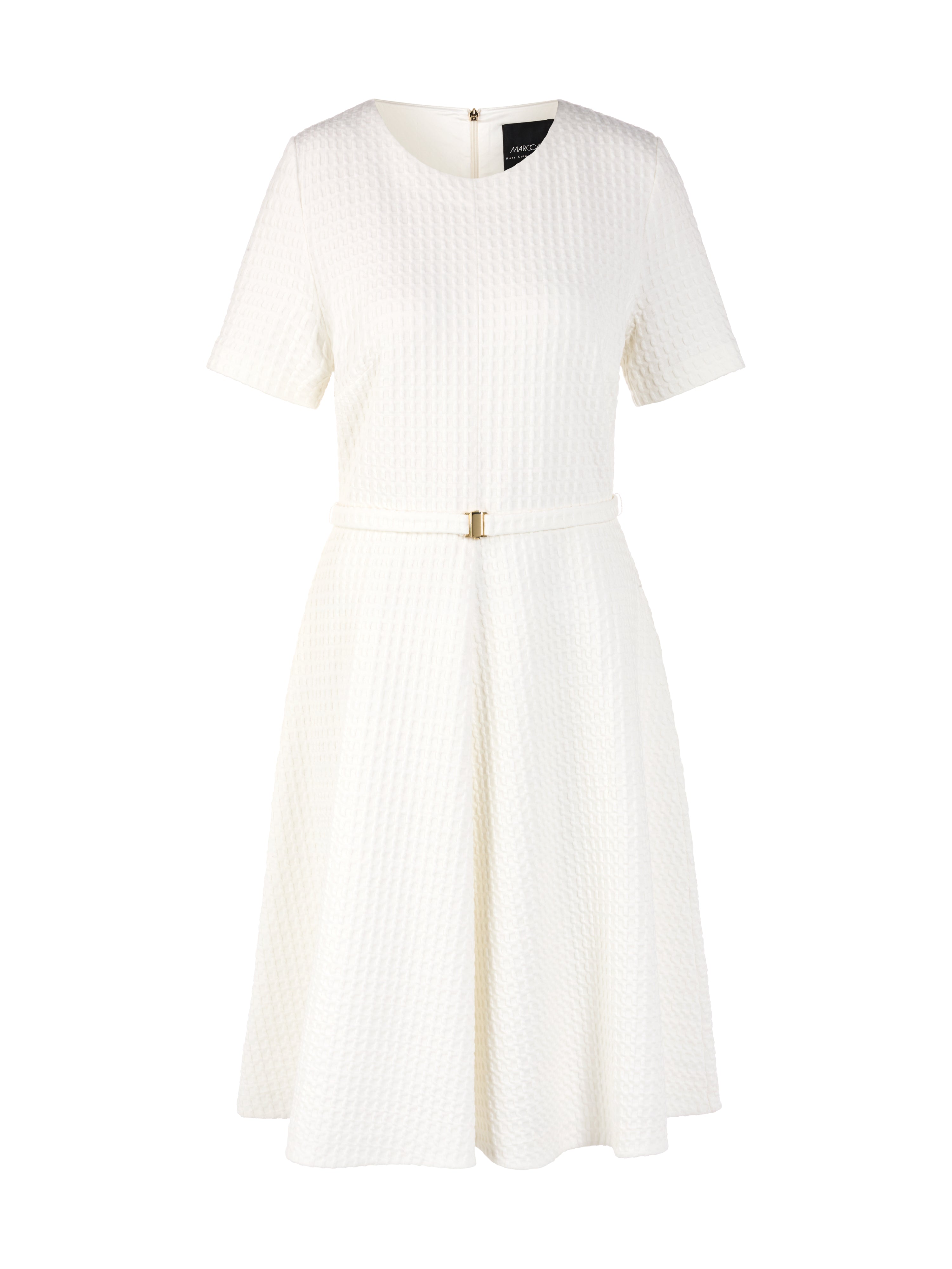 שמלת מיני העשויה בד בעל טקסטורה עם צווארון עגול וחגורת מותןהרכב: 74% כותנה, 20% פוליאסטר, 6% אלסטןהדוגמנית בגובה 1.79 ולובשת מידה 3 של מארק קיין