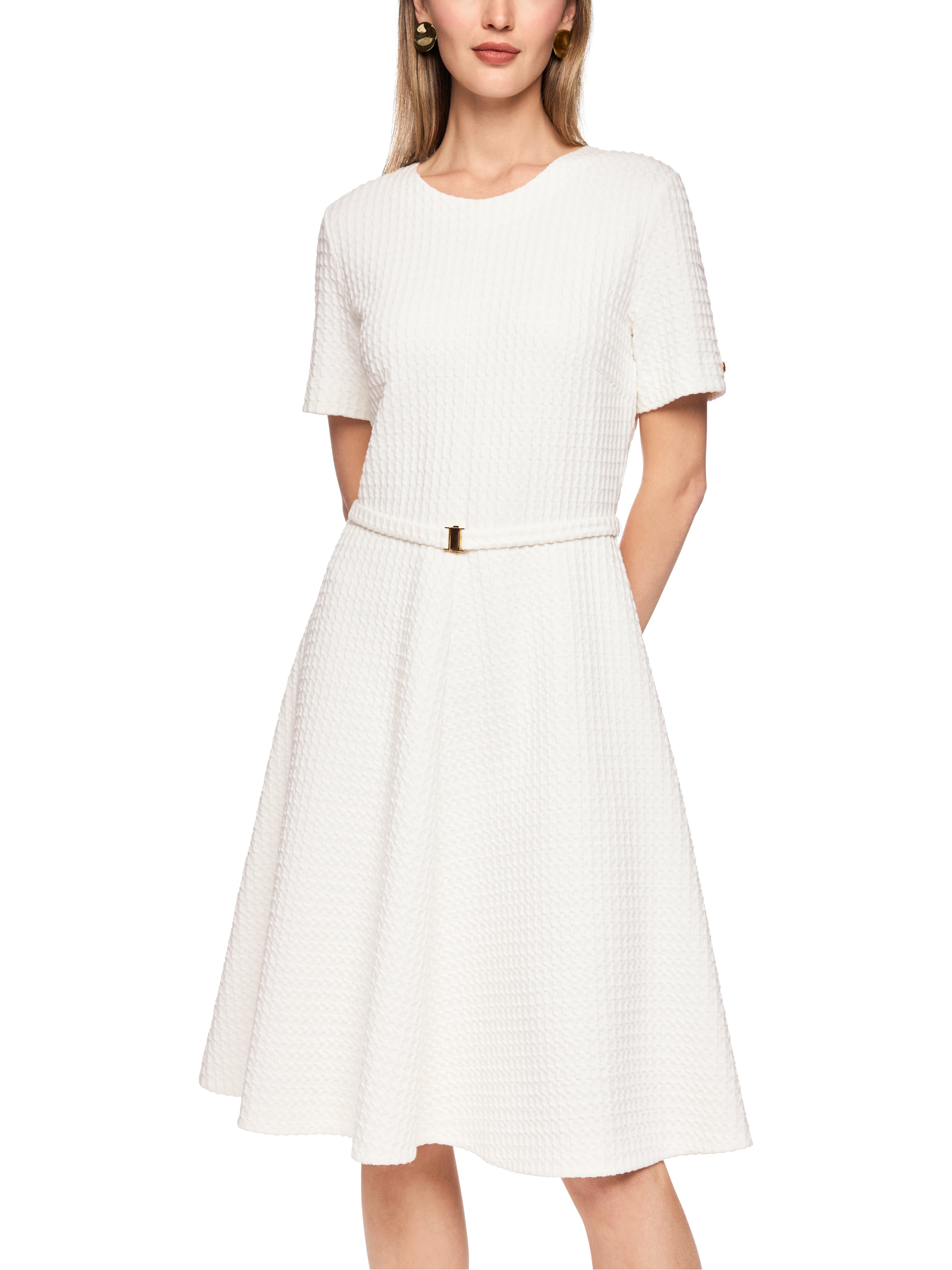 שמלת מיני העשויה בד בעל טקסטורה עם צווארון עגול וחגורת מותןהרכב: 74% כותנה, 20% פוליאסטר, 6% אלסטןהדוגמנית בגובה 1.79 ולובשת מידה 3 של מארק קיין