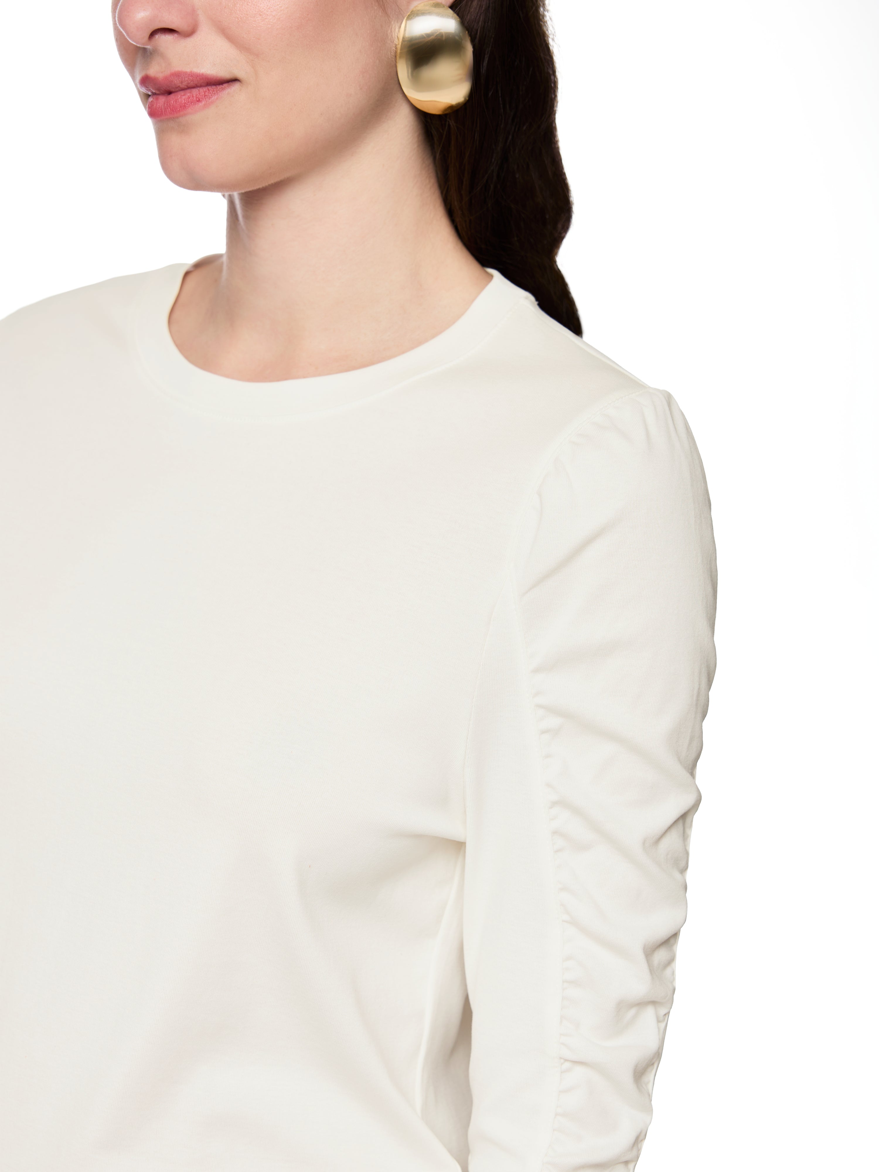 חולצה ארוכת שרוולים עם קפלים וצווארון עגולהרכב: 95% כותנה, 5% אלסטןהדוגמנית בגובה 1.79 ולובשת מידה 3 של מארק קיין