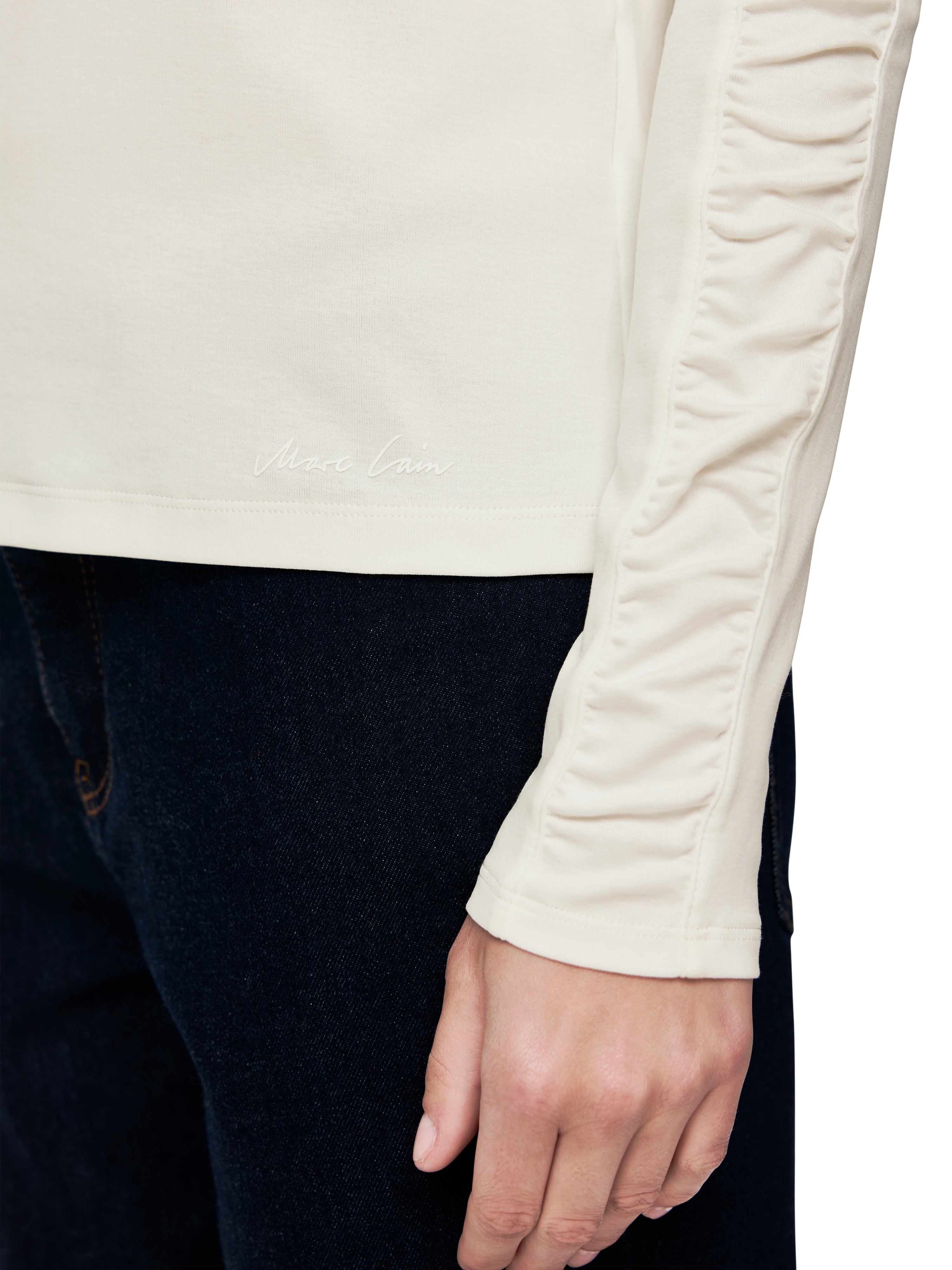 חולצה ארוכת שרוולים עם קפלים וצווארון עגולהרכב: 95% כותנה, 5% אלסטןהדוגמנית בגובה 1.79 ולובשת מידה 3 של מארק קיין