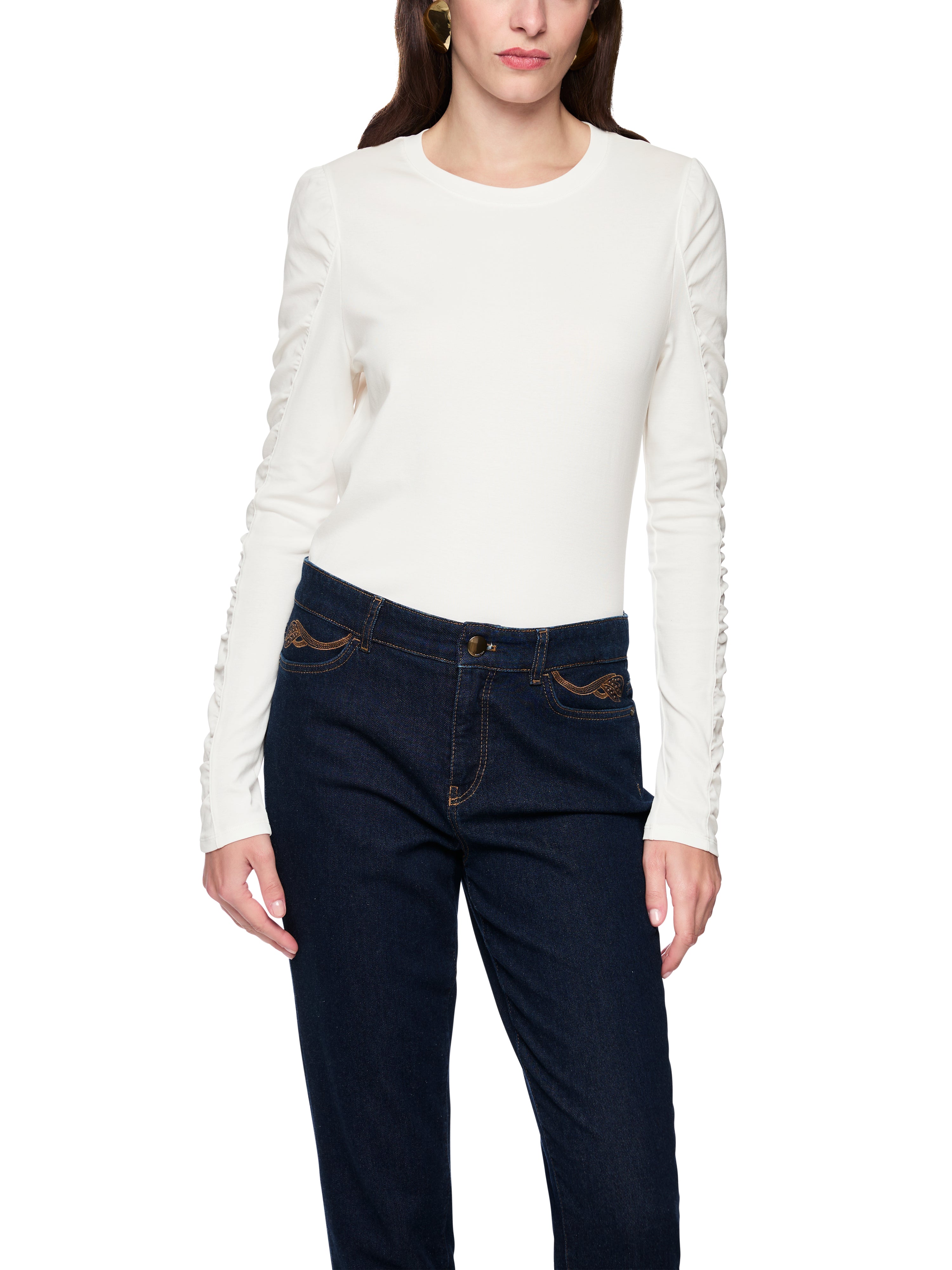 חולצה ארוכת שרוולים עם קפלים וצווארון עגולהרכב: 95% כותנה, 5% אלסטןהדוגמנית בגובה 1.79 ולובשת מידה 3 של מארק קיין