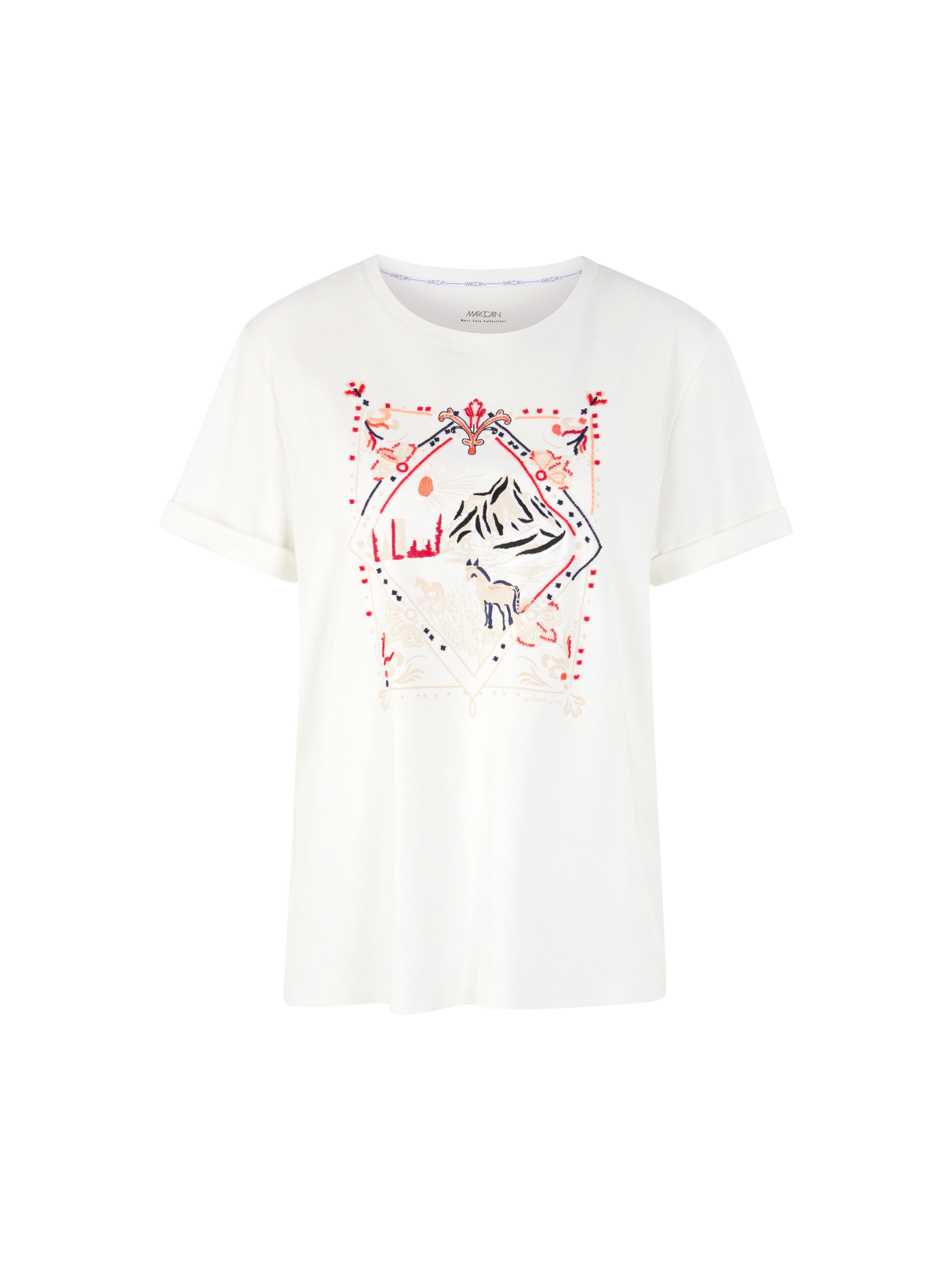 חולצת טי בגזרה רחבה עם הדפס הכולל רקמה, חרוזים ופרנזים בחזיתהרכב: 100% כותנההדוגמנית בגובה 1.79 ולובשת מידה 3 של מארק קיין