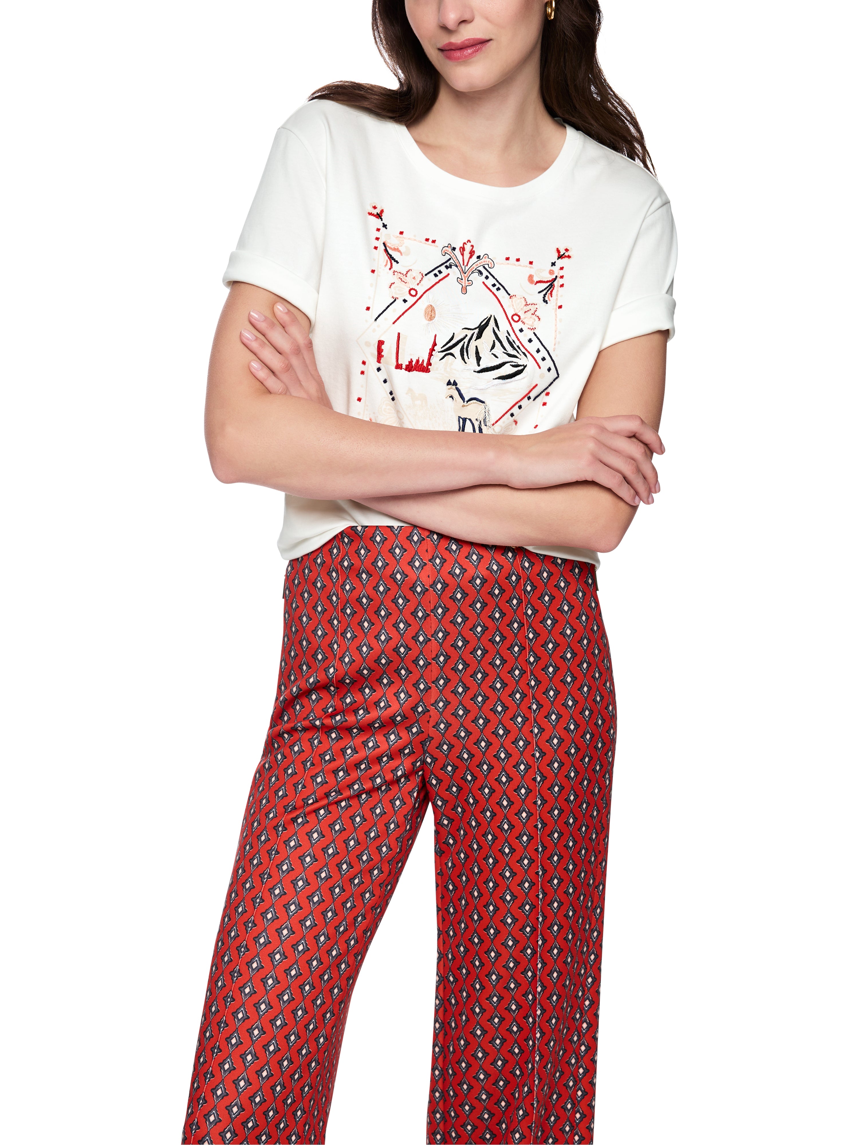 חולצת טי בגזרה רחבה עם הדפס הכולל רקמה, חרוזים ופרנזים בחזיתהרכב: 100% כותנההדוגמנית בגובה 1.79 ולובשת מידה 3 של מארק קיין