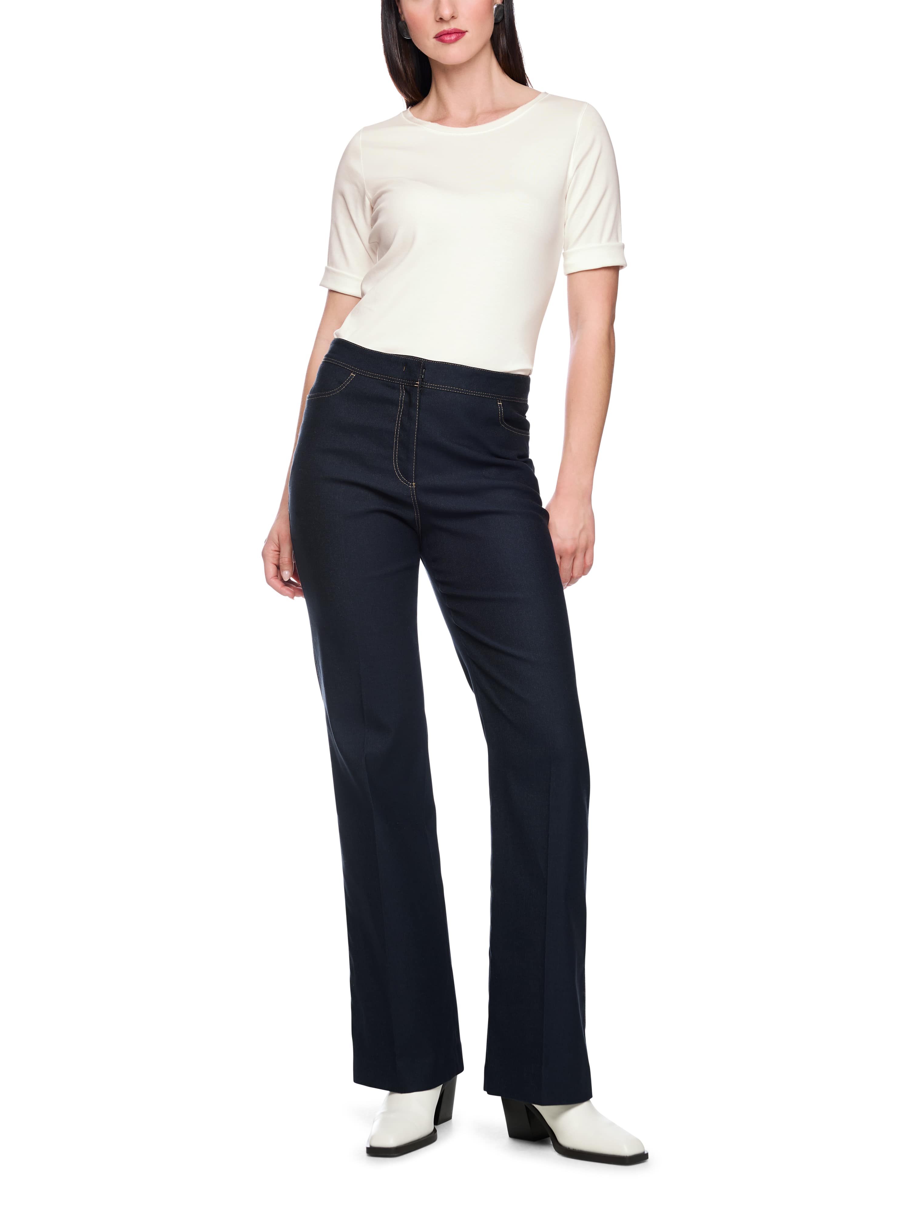 חולצת טי בגזרה צמודה עשויה כותנה נמתחת עם צווארון עגולהרכב: 92% כותנה, 8% אלסטןהדוגמנית בגובה 1.79 ולובשת מידה 3 של מארק קיין