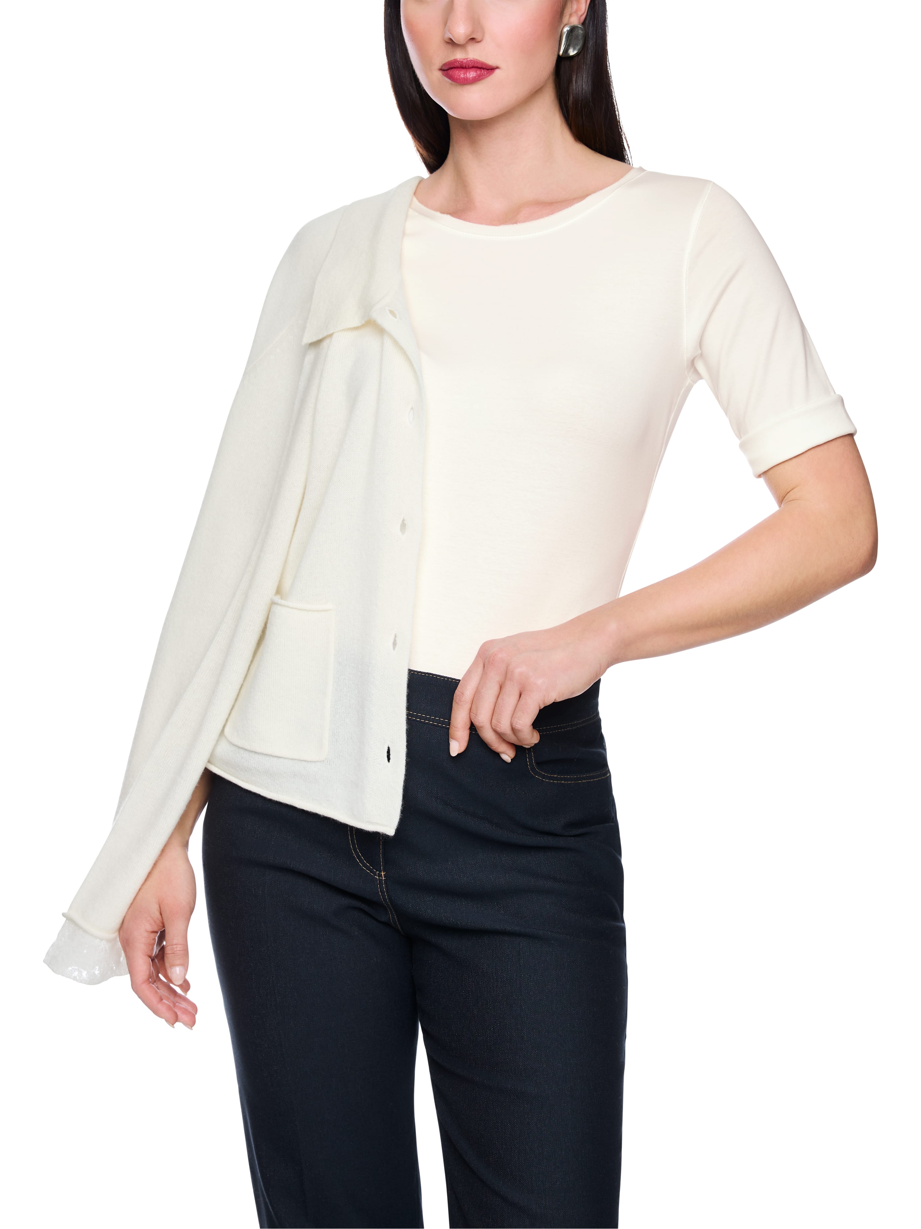 חולצת טי בגזרה צמודה עשויה כותנה נמתחת עם צווארון עגולהרכב: 92% כותנה, 8% אלסטןהדוגמנית בגובה 1.79 ולובשת מידה 3 של מארק קיין