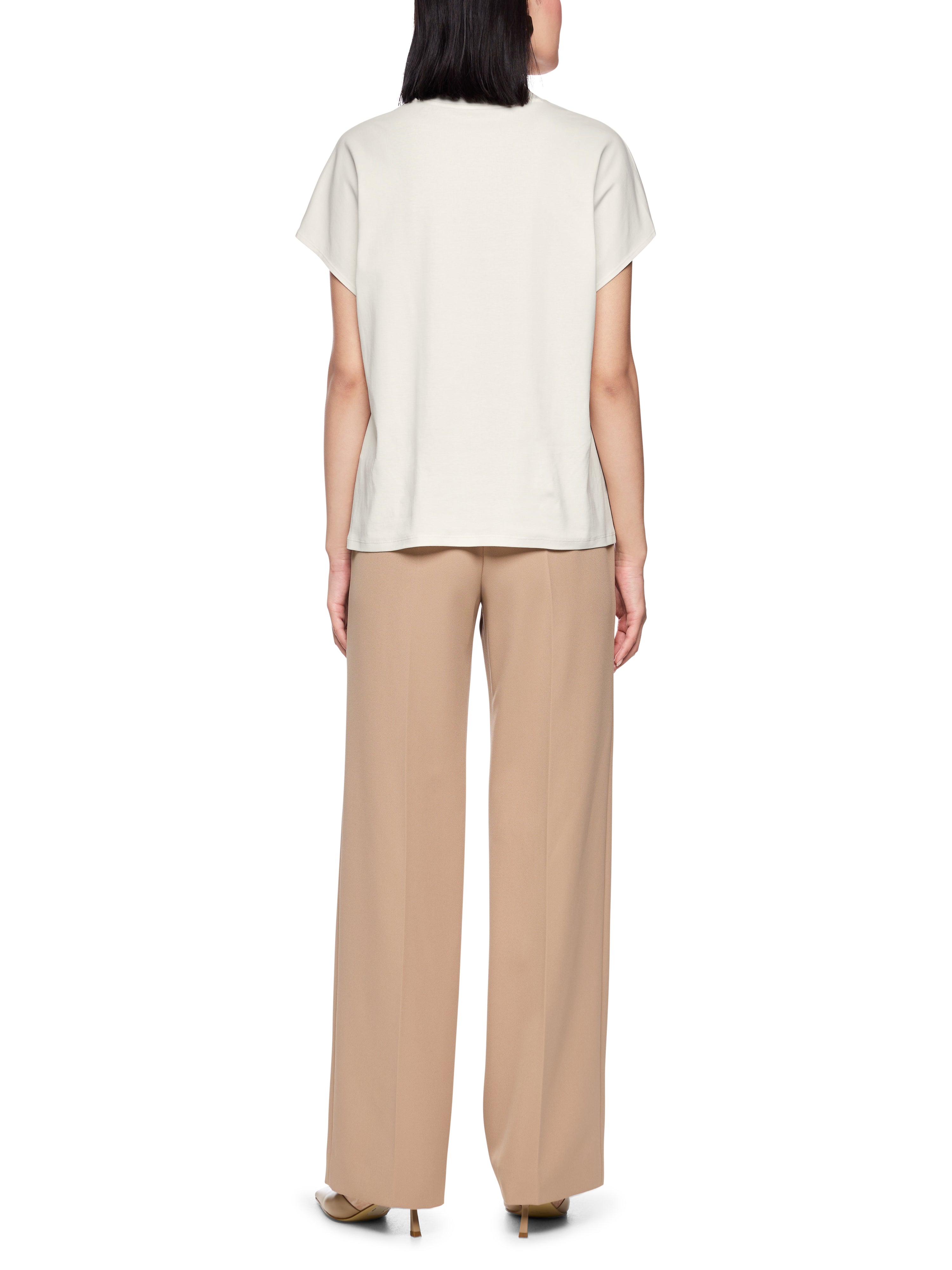 חולצת טי בעיטור אבנים מיניאטוריות בחזית וצווארון עגולהרכב: 95% כותנה, 5% אלסטןהדוגמנית בגובה 1.79 ולובשת מידה 3 של מארק קיין