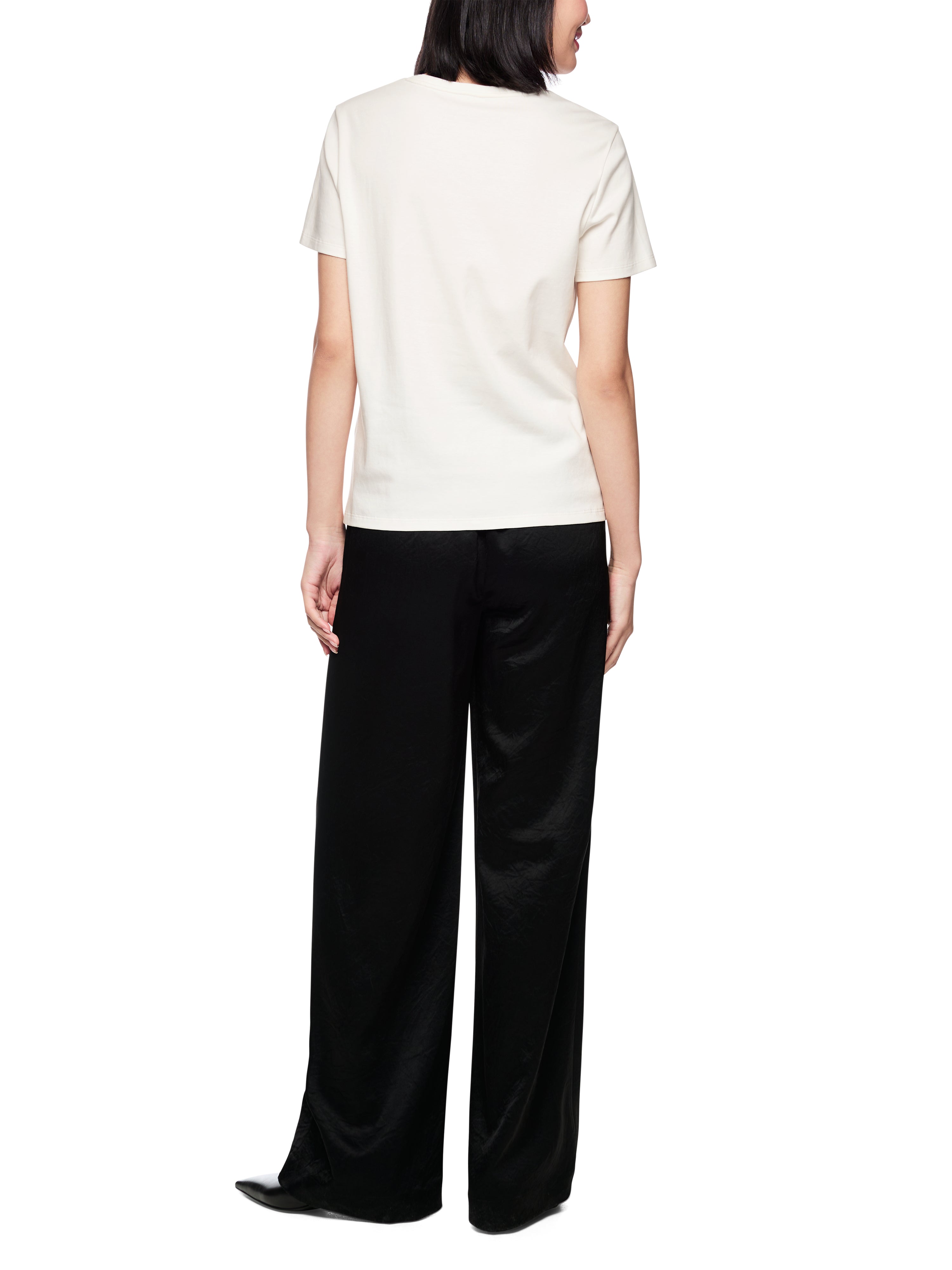 חולצת טי בגזרה מעט צמודה עם הדפס בחזית וצווארון עגולהרכב: 100% כותנההדוגמנית בגובה 1.79 ולובשת מידה 3 של מארק קיין