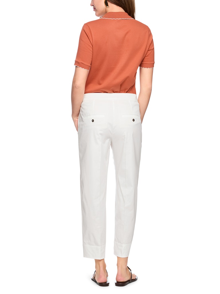מכנסיים בגזרת Relaxed fit נינוחה ואופנתית, עשויים בד קליל מתערובת כותנה אלסטית. עם מותן בגובה סטנדרטי, ומכפלת בגובה הקרסול, שני כיסי צד, דיטייל פסי גיהוץ מודגשים, וסגירה באמצעות רוכסן וכפתור דקורטיבי.הרכב: 73% כותנה, 23% פוליאמיד, 4% אלסטןהדוגמנית בגובה 1.79 ולובשת מידה 3 של מארק קיין