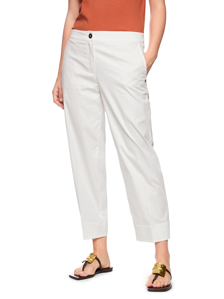 מכנסיים בגזרת Relaxed fit נינוחה ואופנתית, עשויים בד קליל מתערובת כותנה אלסטית. עם מותן בגובה סטנדרטי, ומכפלת בגובה הקרסול, שני כיסי צד, דיטייל פסי גיהוץ מודגשים, וסגירה באמצעות רוכסן וכפתור דקורטיבי.הרכב: 73% כותנה, 23% פוליאמיד, 4% אלסטןהדוגמנית בגובה 1.79 ולובשת מידה 3 של מארק קיין