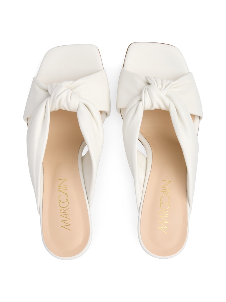 סנדלי עקב בעיצוב נשי ואלגנטי, החלק העליון עשוי עור איכותי בדוגמת דיטייל קשירה. פתוחים בחלק האחורי,עם עקב קלאסי וגבוה, רפידת עור, וסוליית Thunit עמידה.גובה עקב: 8 ס"מהרכב: 100% עור