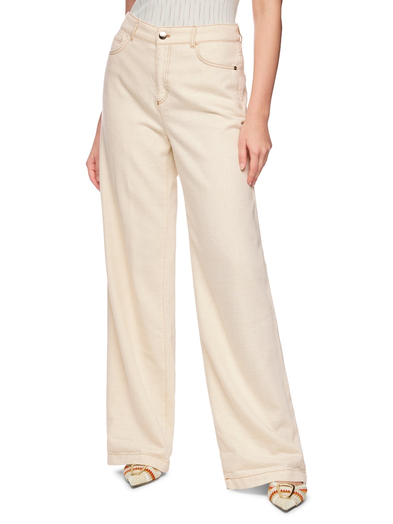 מכנסי ג'ינס בגזרת Wide Leg מתרחבת מאזור קו המותן ועד למכפלת, עם מותן גבוהה ורגל ארוכה.המכנסיים עשויים תערובת כותנה ויסקוזה אלסטית ורכה, לנוחות מקסימלית, בשילוב חוט לורקס המעניק להם ברק עדין, ותפרים מודגשים בצבע זהב להשלמת הטאץ' האלגנטי. עיצוב 5 כיסים קלאסי, לולאות לחגורה, וסגירה באמצעות רוכסן וכפתור.הרכב: 62% כותנה, 32% ויסקוזה, 4% פוליאסטר, 2% פוליאמידהדוגמנית בגובה 1.79 ולובשת מידה 3 של מארק קיין