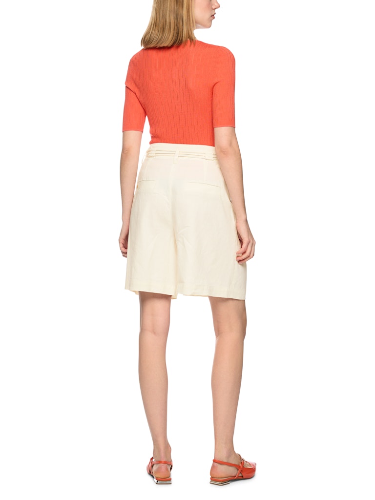 מכנסיים קצרים בגזרה רחבה, עשויים בד רך וקליל מתערובת פשתן וויסקוזה, עם מותן גבוהה וחגורת קשירה תואמת בעיטור טבעת כסופה, שני כיסי צד, וסגירה נסתרת. נוחים ונעימים במיוחד, ללוק קיץ מושלם.הרכב: 49% כותנה, 48% פשתן, 3% אלסטןהדוגמנית בגובה 1.79 ולובשת מידה 3 של מארק קיין