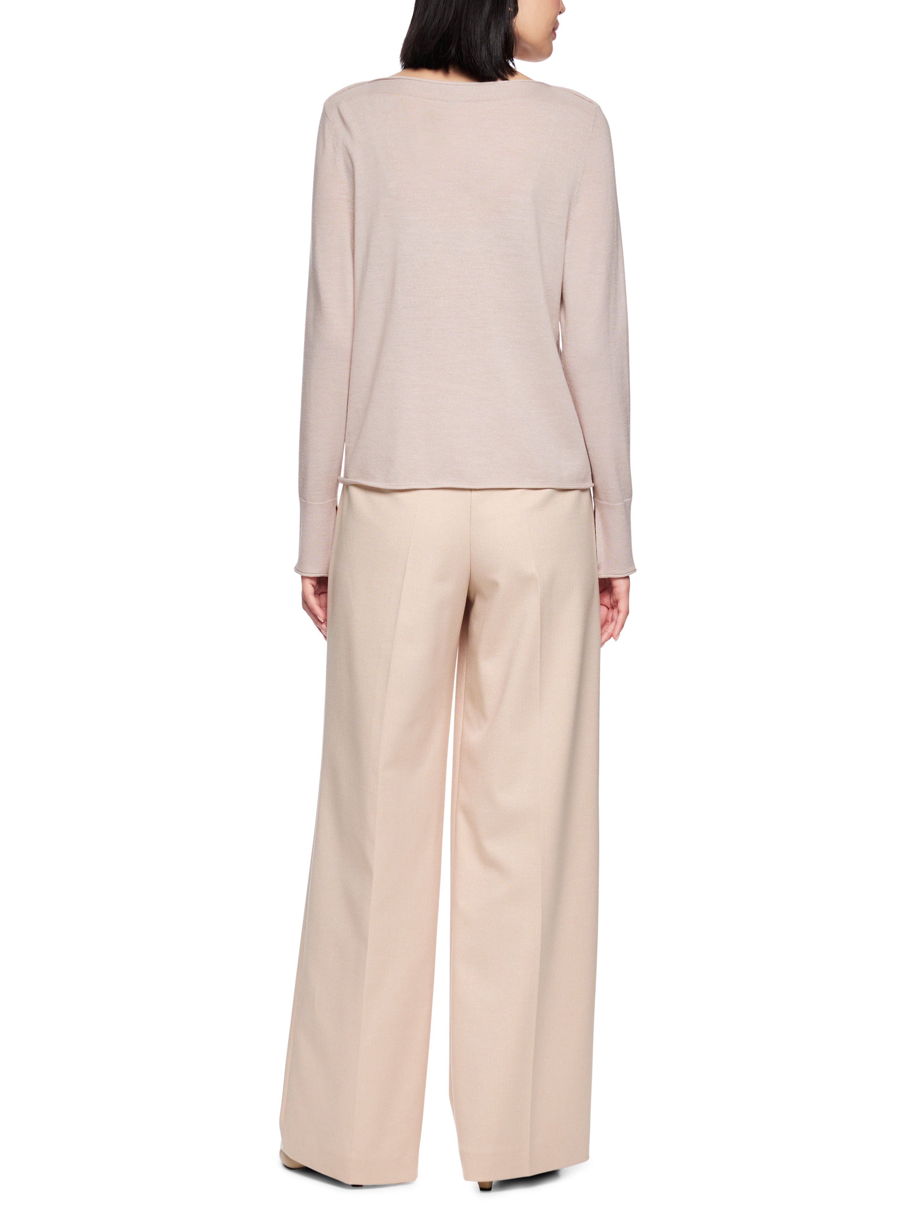 סריג אלגנטי עשוי מתערובת צמר רכה עם חוטי לורקס ומיני פאייטיםהרכב: 85% צמר, 11% פוליאמיד, 4% סיבים מתכתייםהדוגמנית בגובה 1.79 ולובשת מידה 3 של מארק קיין