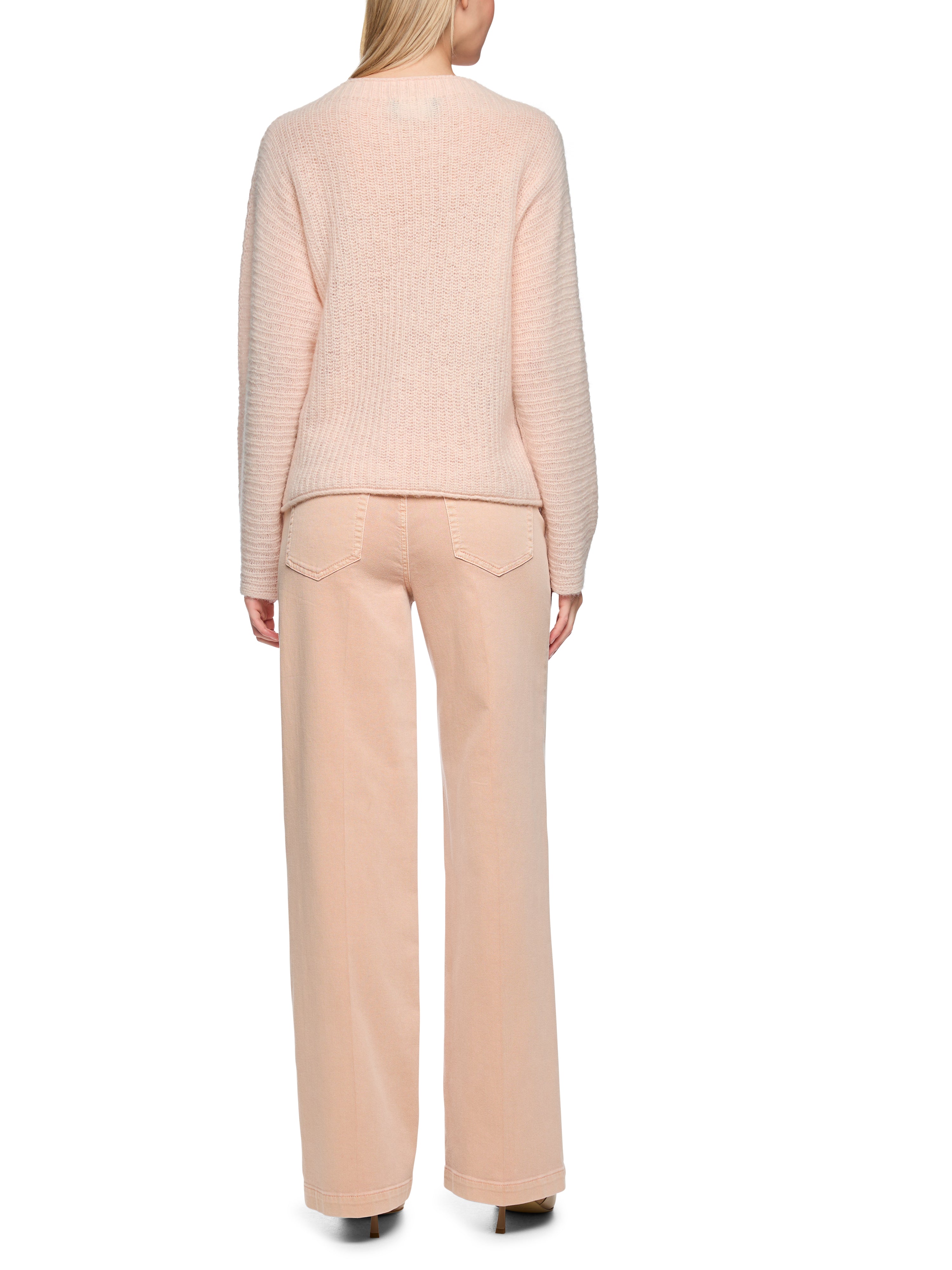 סריג בגזרה רחבה עם צווארון עגול ושרוולים ארוכים הכוללים הדפס פרחוני עדיןהרכב: 55% אלפקה, 35% פוליאמיד, 10% צמרהדוגמנית בגובה 1.79 ולובשת מידה 3 של מארק קיין