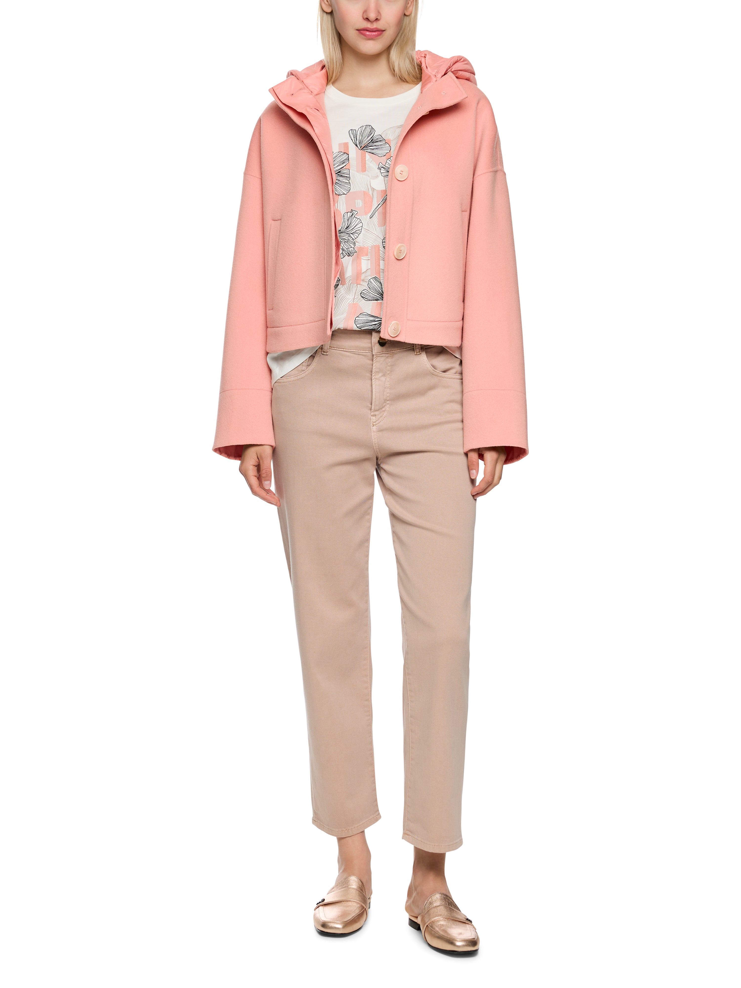 ז'קט עשוי צמר בגזרה ישרה עם קפוצ'ון וכיסים צדדייםהרכב: 100% צמרהדוגמנית בגובה 1.79 ולובשת מידה 3 של מארק קיין