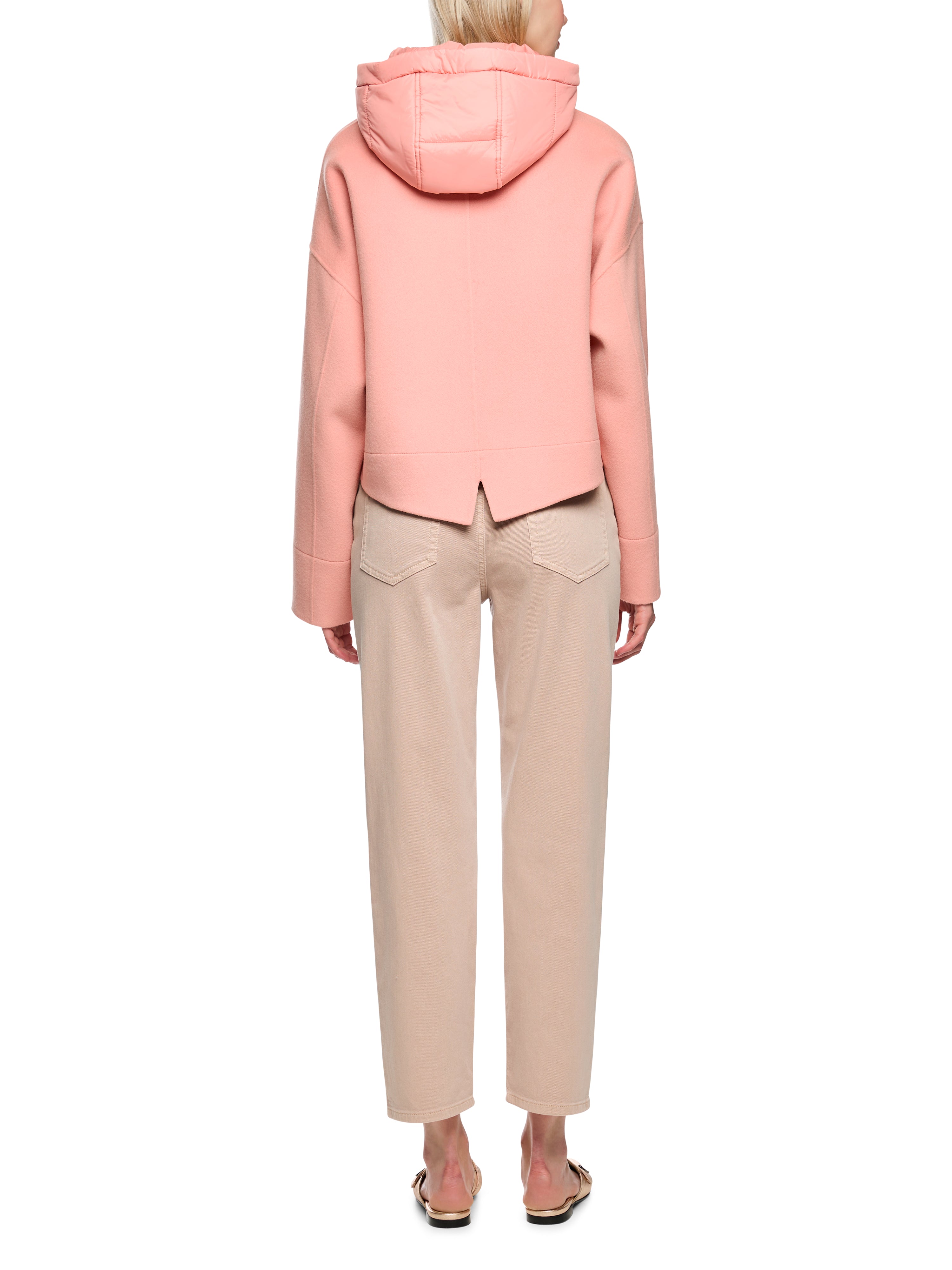 ז'קט עשוי צמר בגזרה ישרה עם קפוצ'ון וכיסים צדדייםהרכב: 100% צמרהדוגמנית בגובה 1.79 ולובשת מידה 3 של מארק קיין