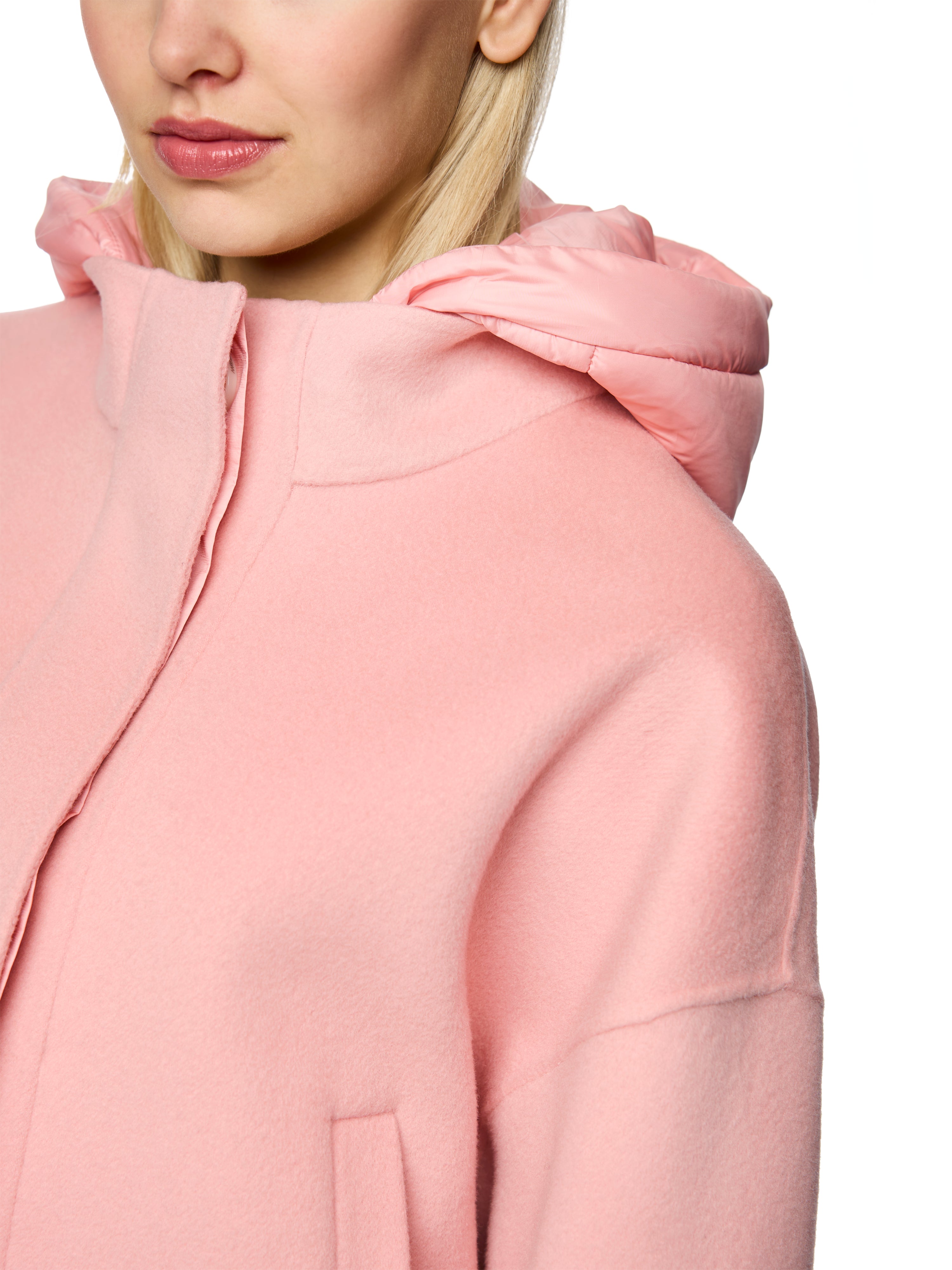 ז'קט עשוי צמר בגזרה ישרה עם קפוצ'ון וכיסים צדדייםהרכב: 100% צמרהדוגמנית בגובה 1.79 ולובשת מידה 3 של מארק קיין