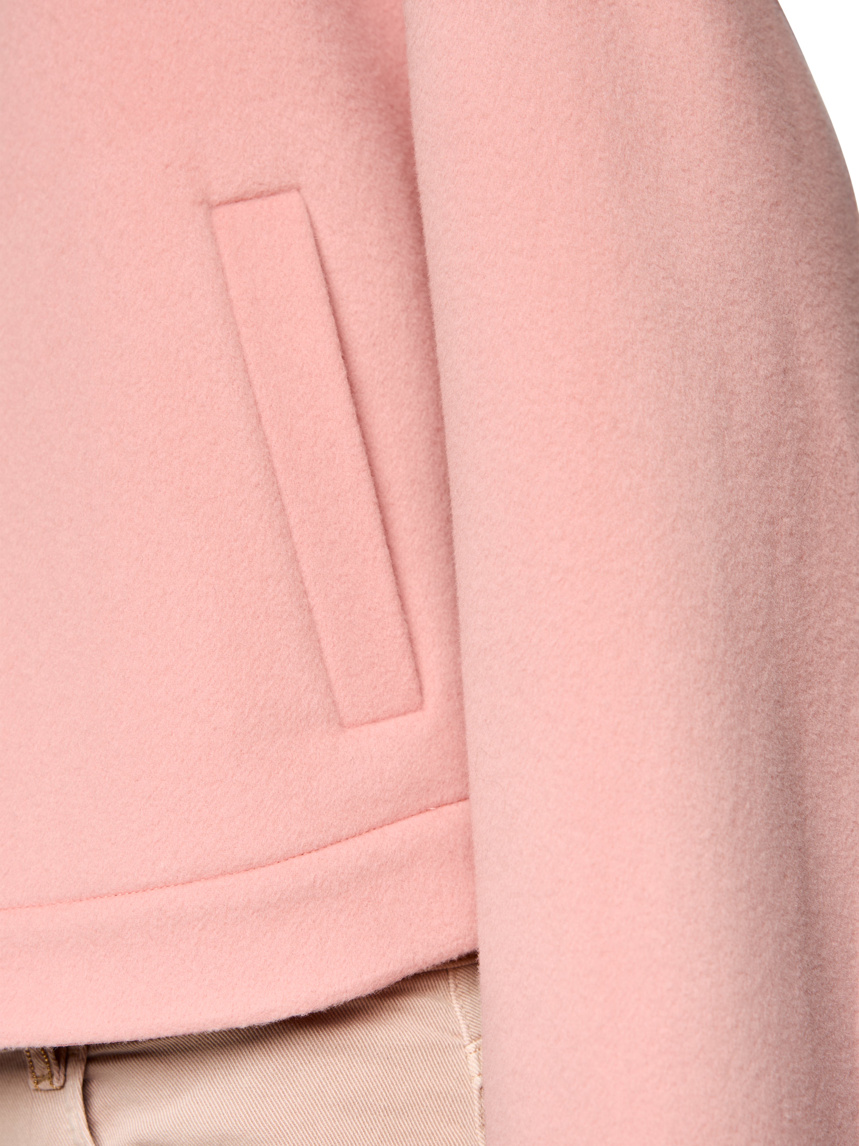 ז'קט עשוי צמר בגזרה ישרה עם קפוצ'ון וכיסים צדדייםהרכב: 100% צמרהדוגמנית בגובה 1.79 ולובשת מידה 3 של מארק קיין