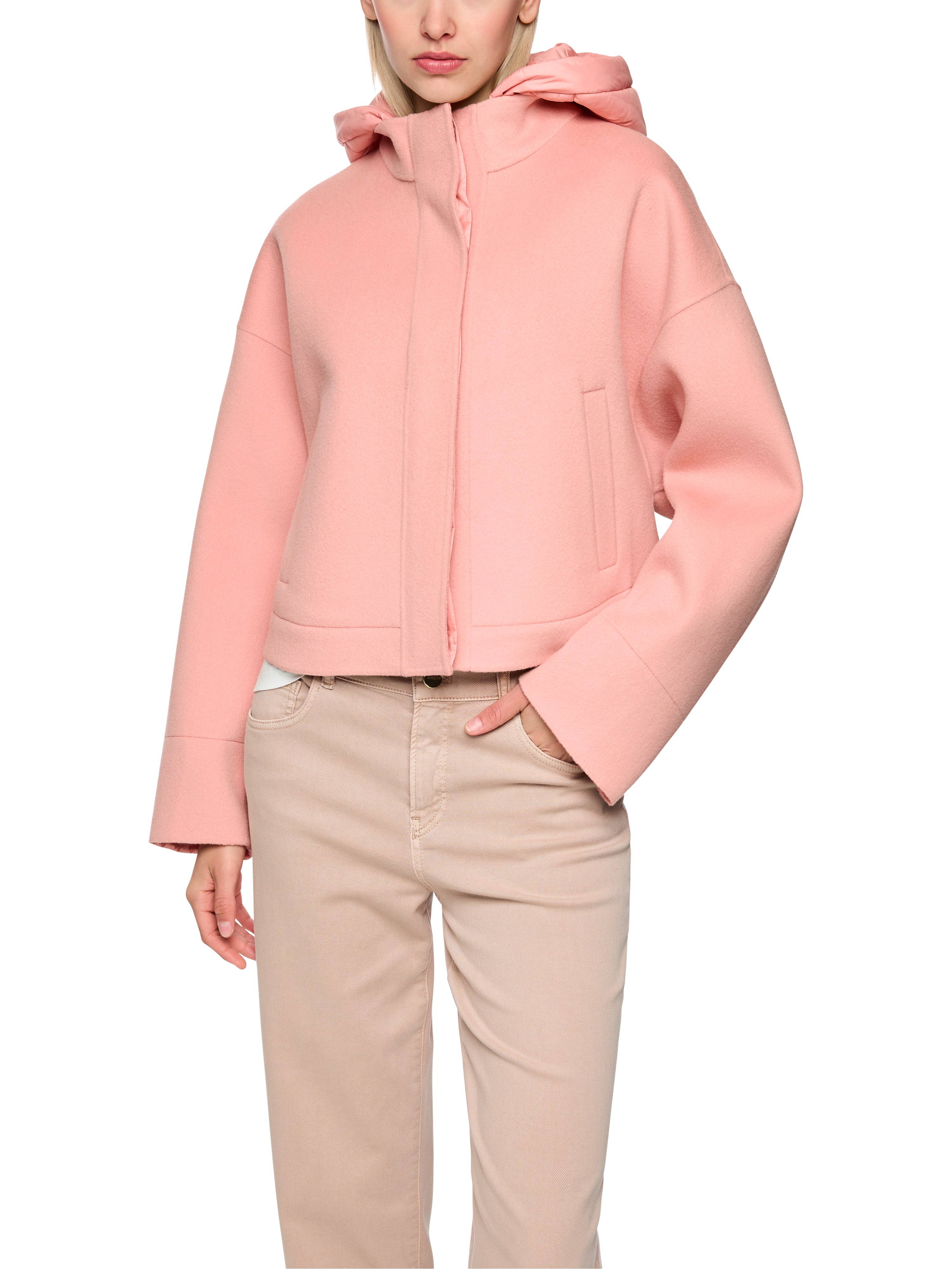 ז'קט עשוי צמר בגזרה ישרה עם קפוצ'ון וכיסים צדדייםהרכב: 100% צמרהדוגמנית בגובה 1.79 ולובשת מידה 3 של מארק קיין