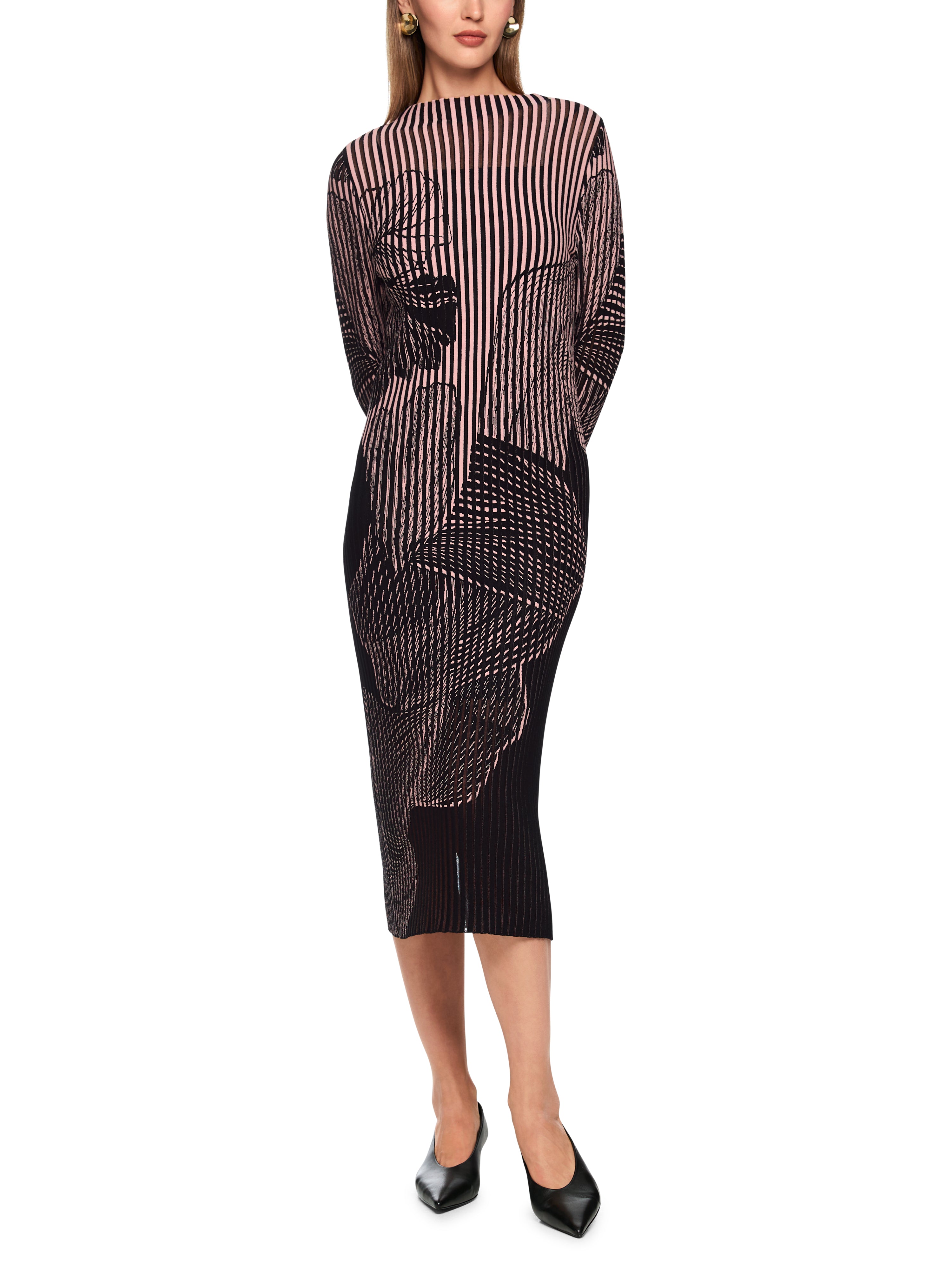 שמלת סריג צמודה, עם צווארון עגול ושרוולים ארוכיםהרכב: 73% ויסקוזה, 14% כותנה, 10% פוליאסטר, 3% פוליאמידהדוגמנית בגובה 1.79 ולובשת מידה 3 של מארק קיין