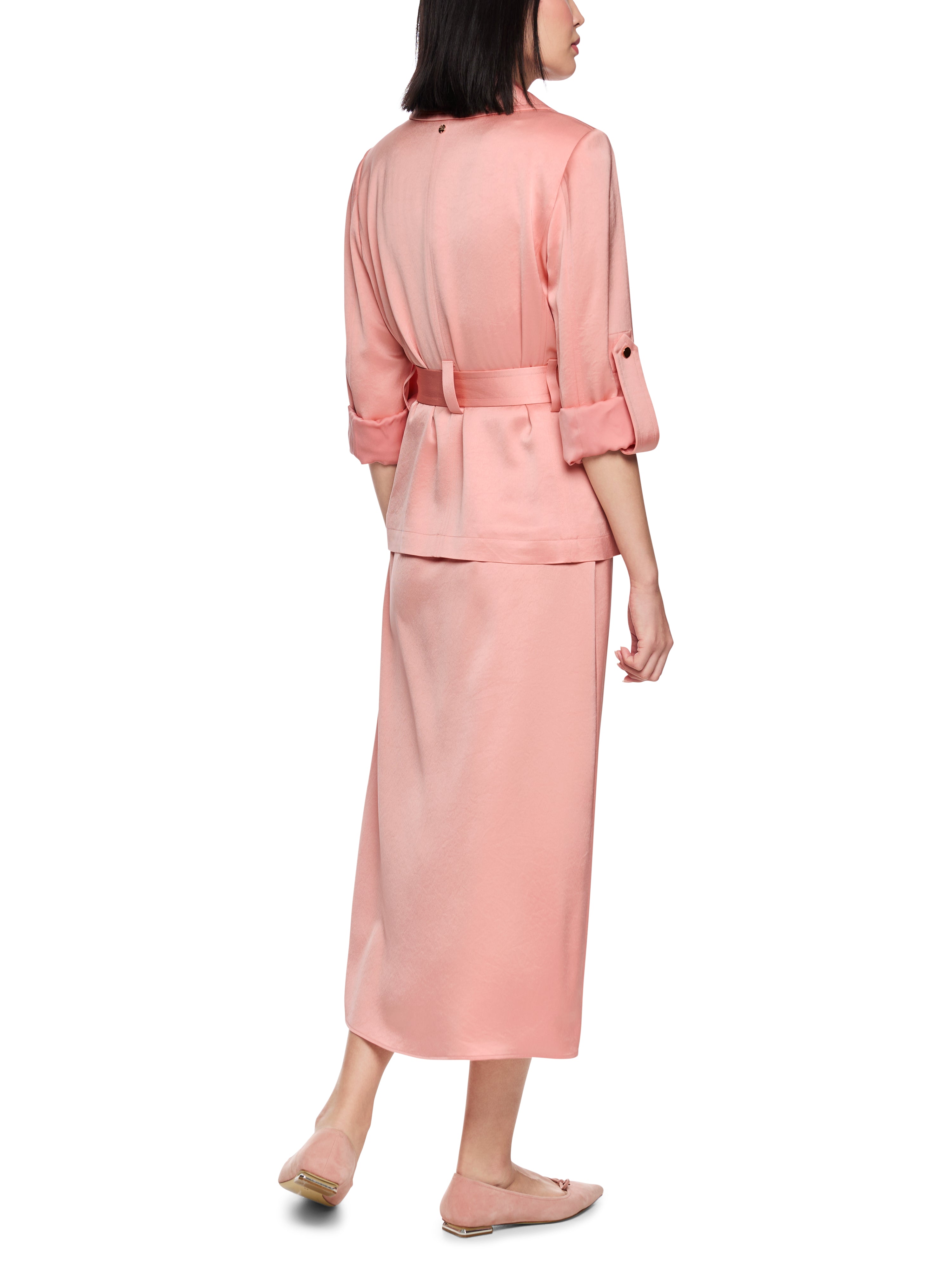 בלייזר סאטן בגזרה צמודה עם שרוולים הניתנים לקיפול וחגורת מותניים הרכב: 82% אצטט, 18% פוליאסטרהדוגמנית בגובה 1.79 ולובשת מידה 3 של מארק קיין