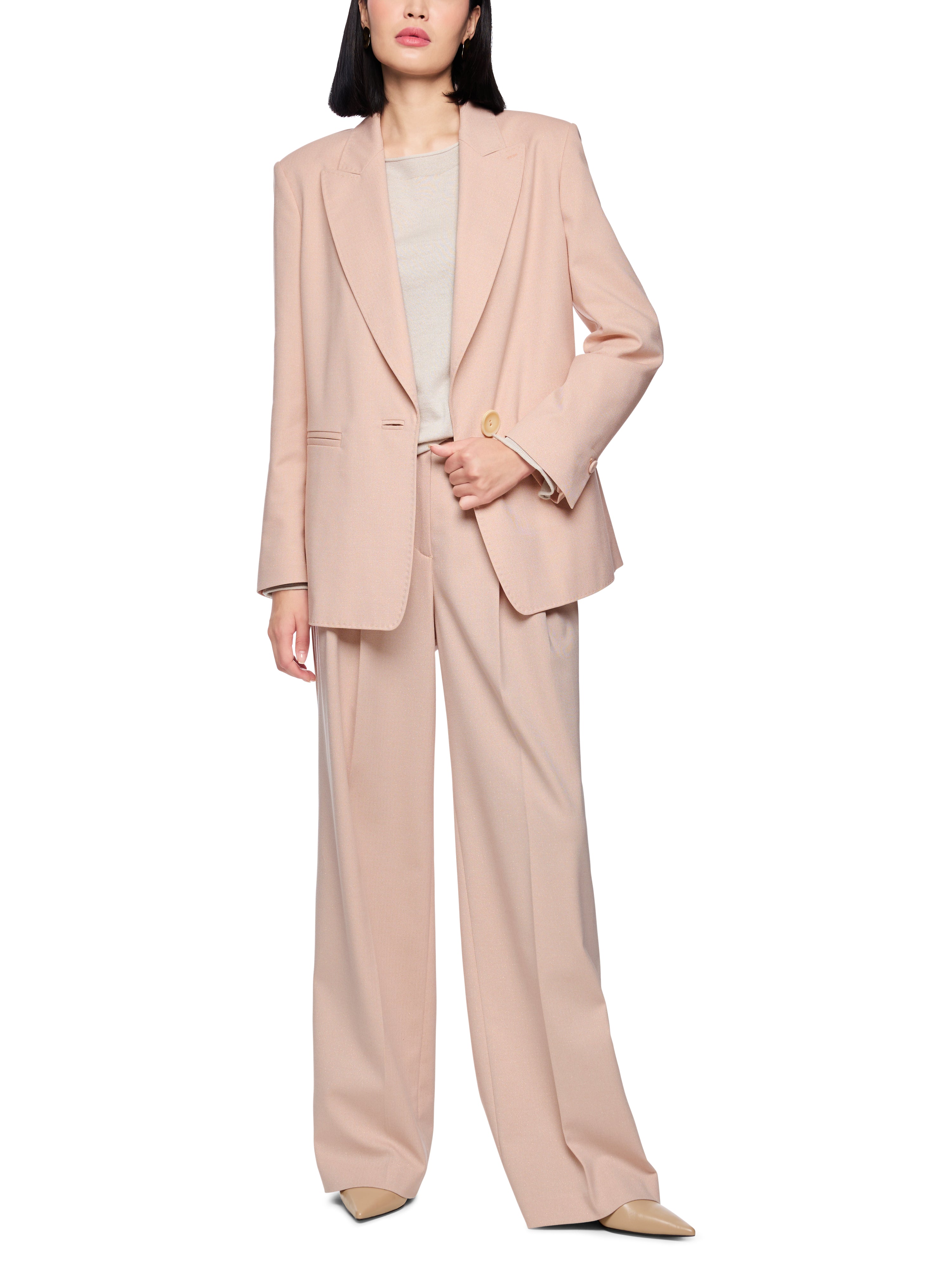 בלייזר בגזרה ישרה סגנון בויפרנד קז'ואל עם סגירת כפתורהרכב: 60% פוליאסטר, 31% ויסקוזה, 3% אלסטן, 3% פוליאמיד, 3% סיבים מתכתייםהדוגמנית בגובה 1.79 ולובשת מידה 3 של מארק קיין