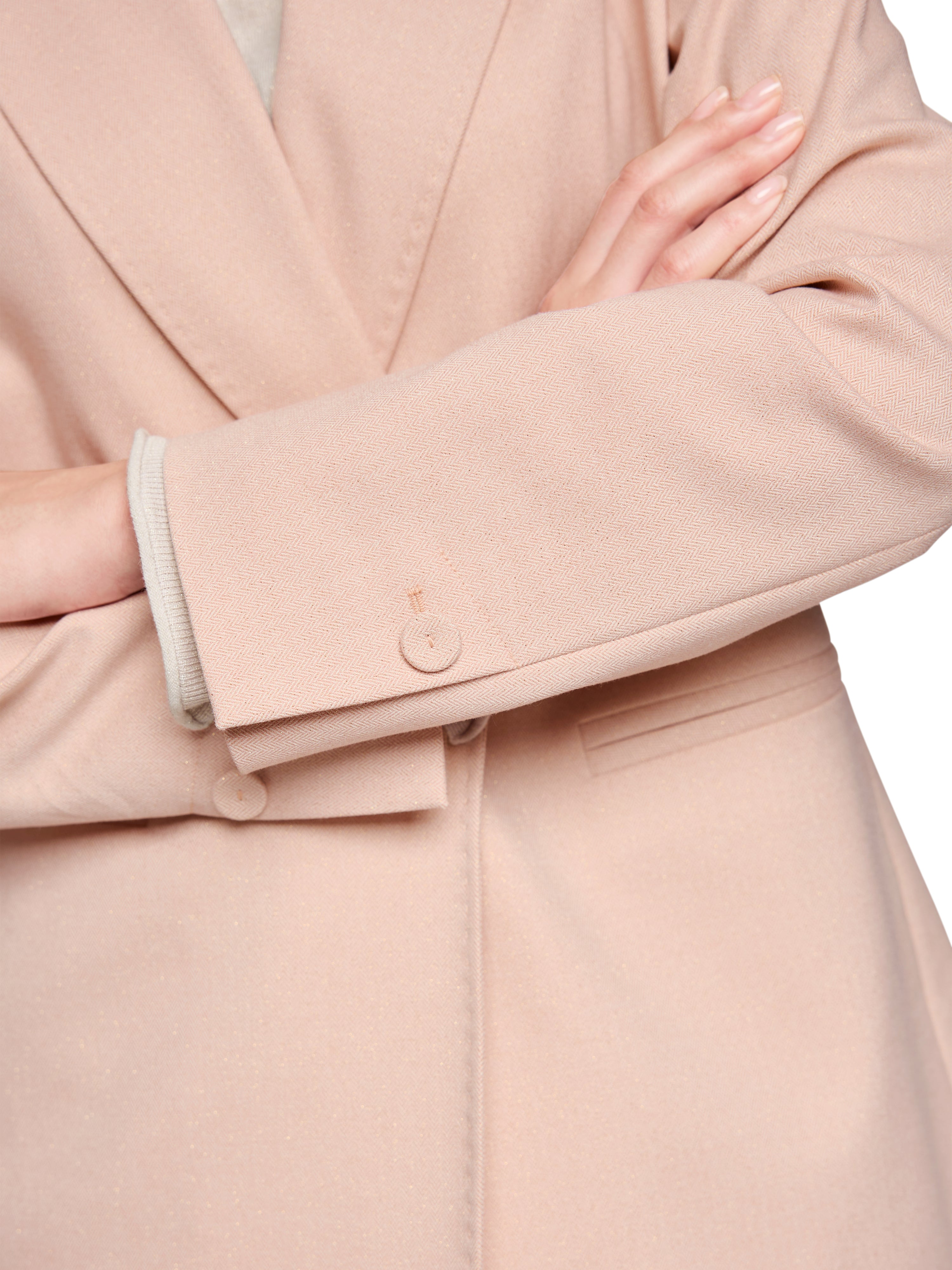 בלייזר בגזרה ישרה סגנון בויפרנד קז'ואל עם סגירת כפתורהרכב: 60% פוליאסטר, 31% ויסקוזה, 3% אלסטן, 3% פוליאמיד, 3% סיבים מתכתייםהדוגמנית בגובה 1.79 ולובשת מידה 3 של מארק קיין