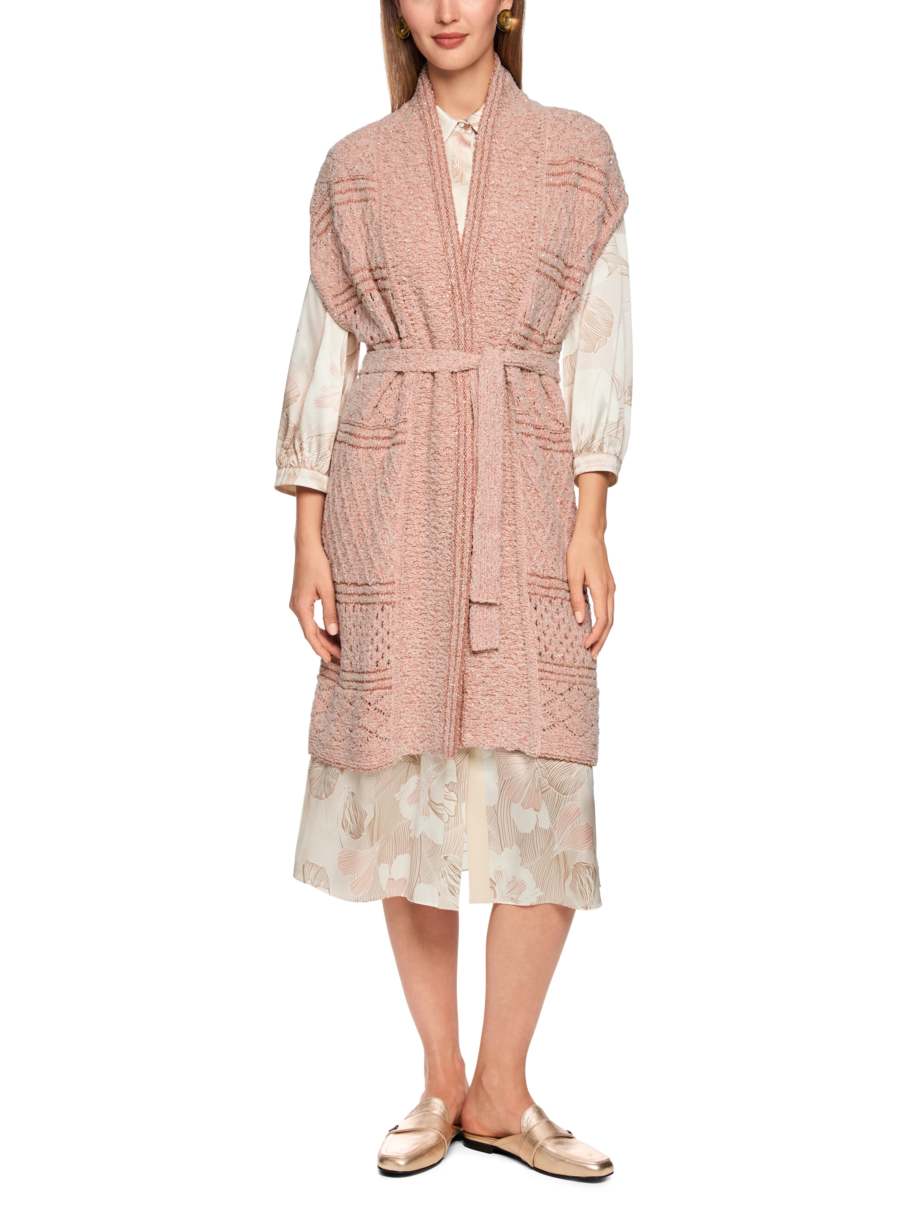 אפודה ארוכה, סרוגה עם חגורת קשירההרכב: 25% פוליאמיד, 20% כותנה, 19% פוליאסטר, 18% אקריליק, 12% צמר, 6% פוליאמיד (ממוחזר)הדוגמנית בגובה 1.79 ולובשת מידה 3 של מארק קיין