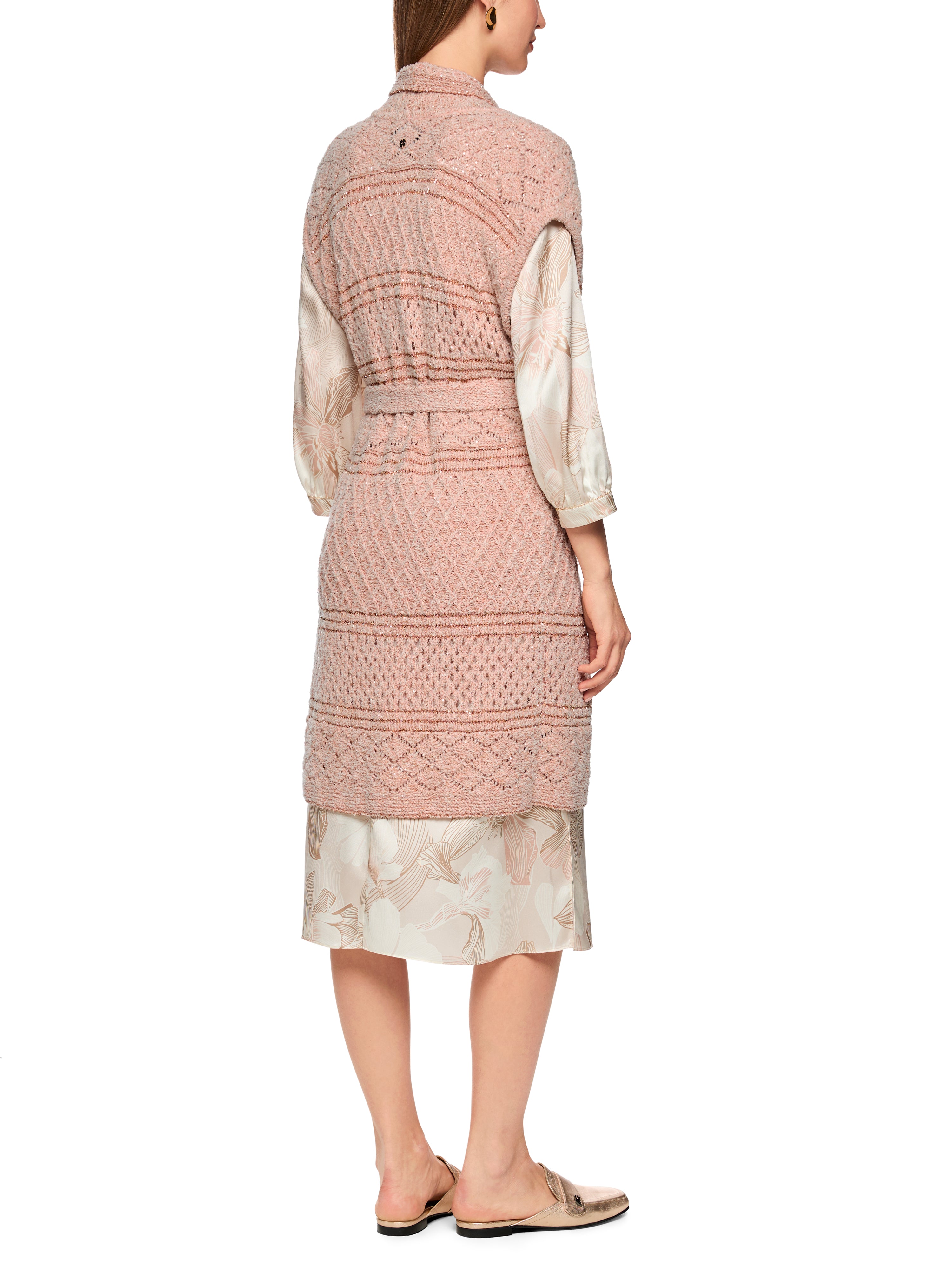 אפודה ארוכה, סרוגה עם חגורת קשירההרכב: 25% פוליאמיד, 20% כותנה, 19% פוליאסטר, 18% אקריליק, 12% צמר, 6% פוליאמיד (ממוחזר)הדוגמנית בגובה 1.79 ולובשת מידה 3 של מארק קיין