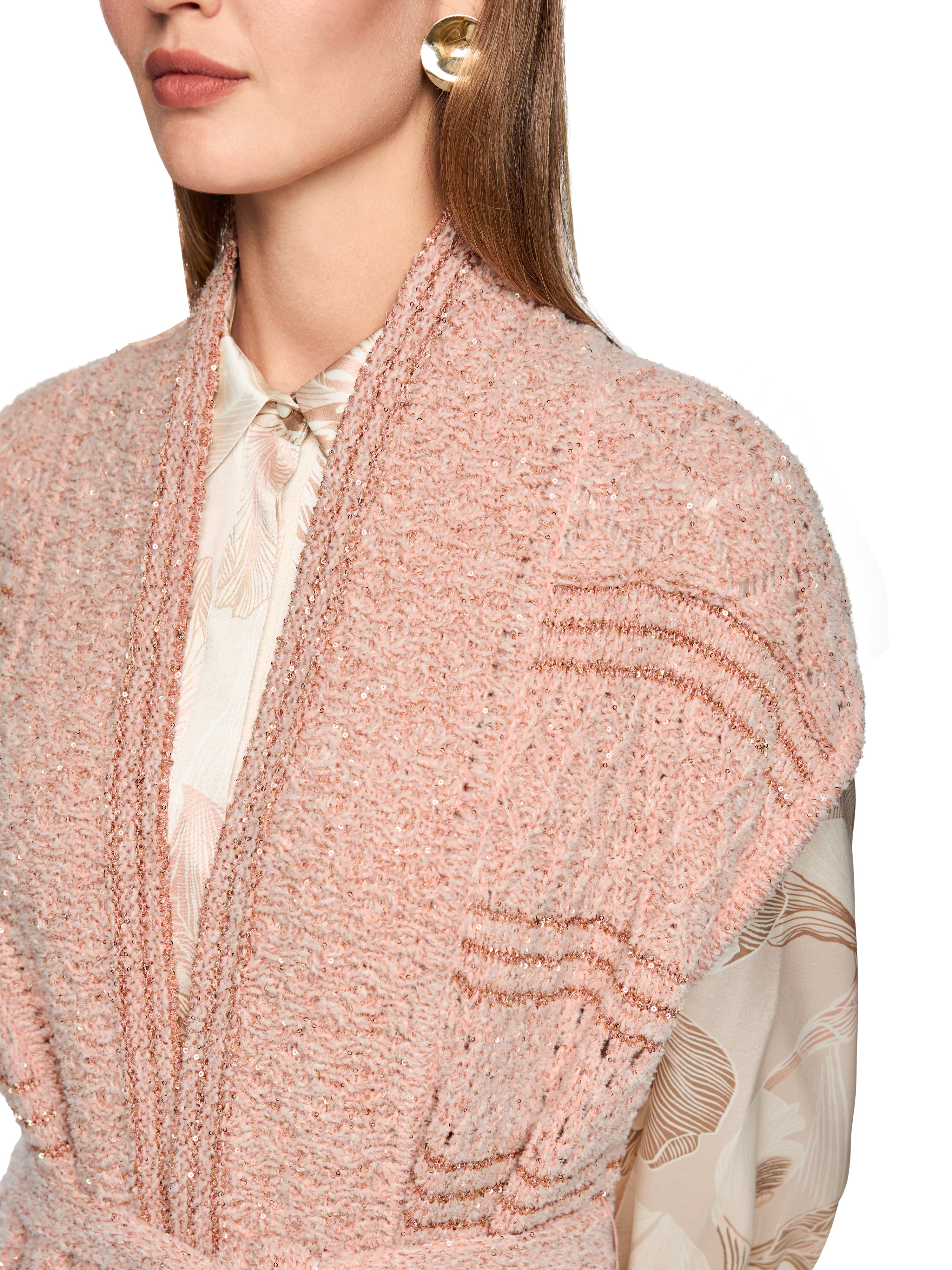 אפודה ארוכה, סרוגה עם חגורת קשירההרכב: 25% פוליאמיד, 20% כותנה, 19% פוליאסטר, 18% אקריליק, 12% צמר, 6% פוליאמיד (ממוחזר)הדוגמנית בגובה 1.79 ולובשת מידה 3 של מארק קיין