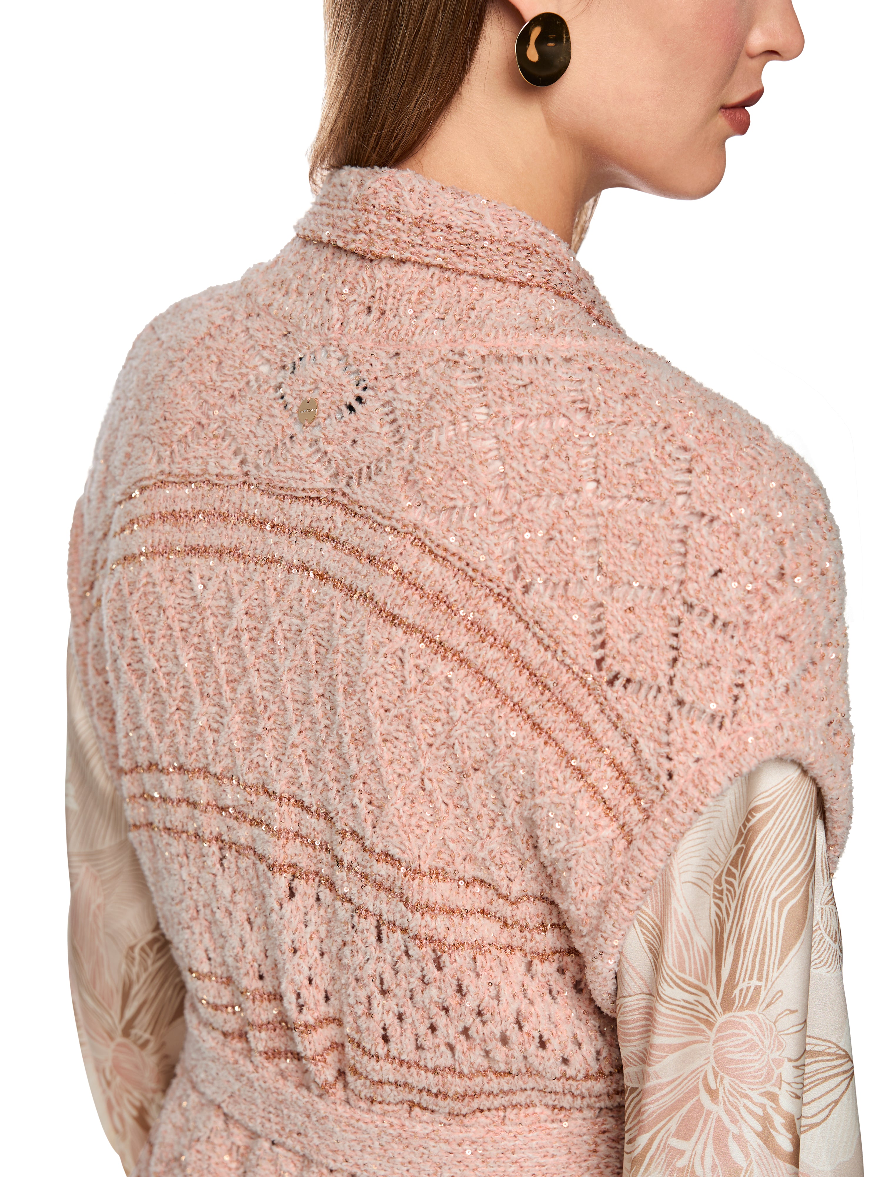 אפודה ארוכה, סרוגה עם חגורת קשירההרכב: 25% פוליאמיד, 20% כותנה, 19% פוליאסטר, 18% אקריליק, 12% צמר, 6% פוליאמיד (ממוחזר)הדוגמנית בגובה 1.79 ולובשת מידה 3 של מארק קיין