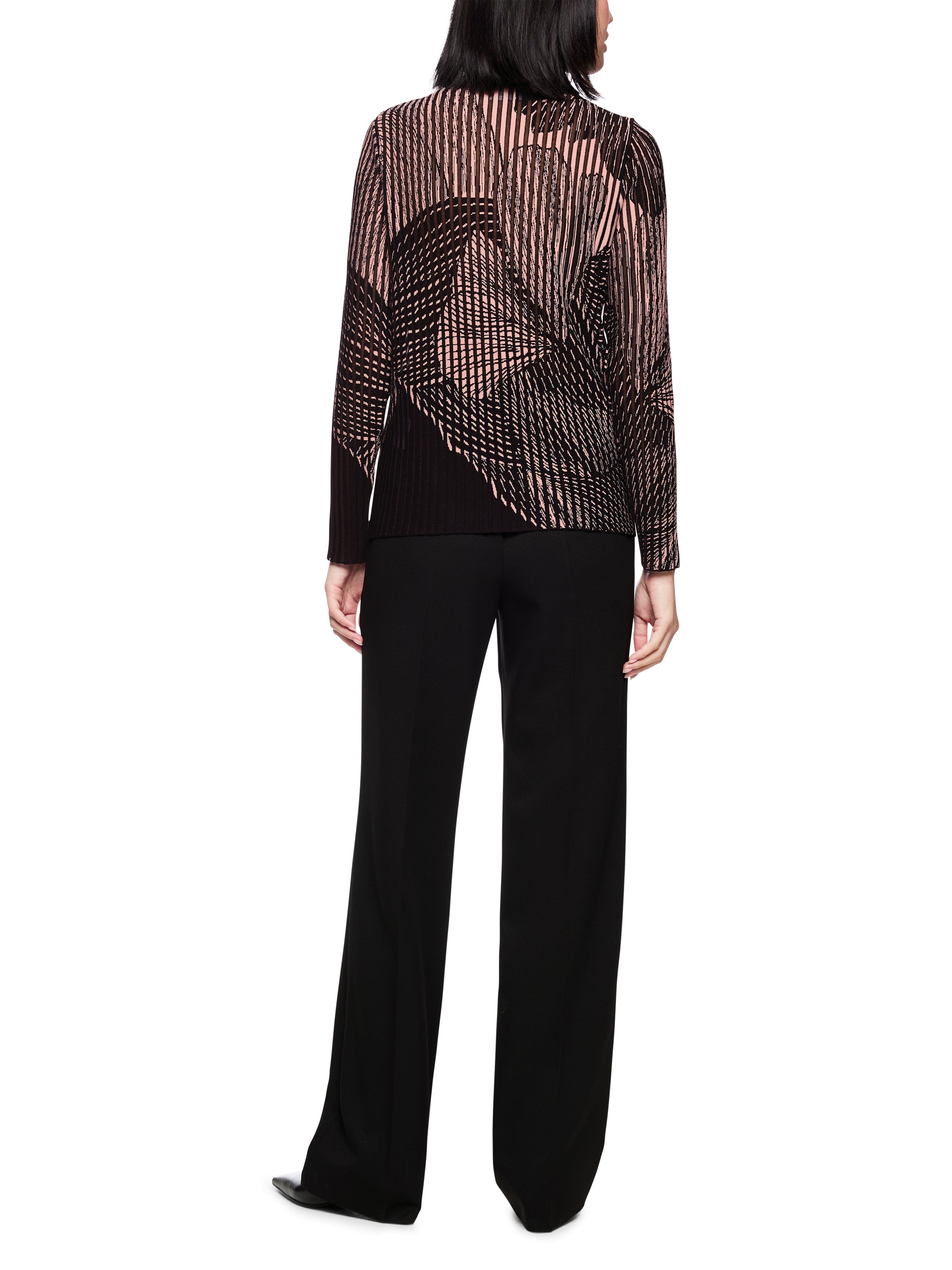 סריג בגזרה צמודה עשוי מג'קארד דו-גווני מעט שקוף, הכולל הדפס פרחוניהרכב: 73% ויסקוזה (ממוחזר), 14% כותנה, 10% פוליאסטר, 3% פוליאמידהדוגמנית בגובה 1.79 ולובשת מידה 3 של מארק קיין