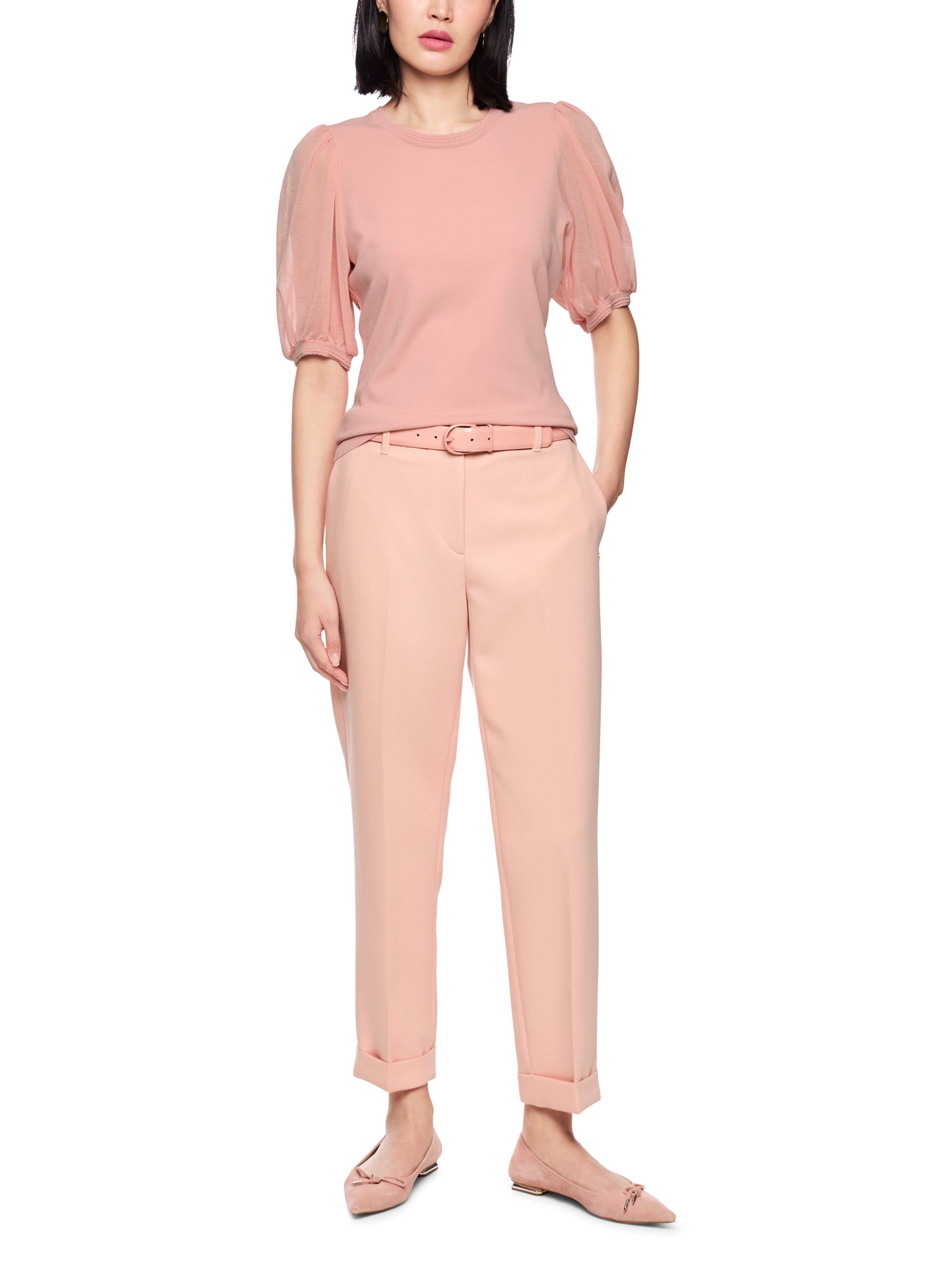 סריג דק בגזרה צמודה עם שרוולים העשויים מקרפ כותנה שקוף למחצה וצווארון עגולהרכב: 88% ויסקוזה, 12% פוליאסטרהדוגמנית בגובה 1.79 ולובשת מידה 3 של מארק קיין