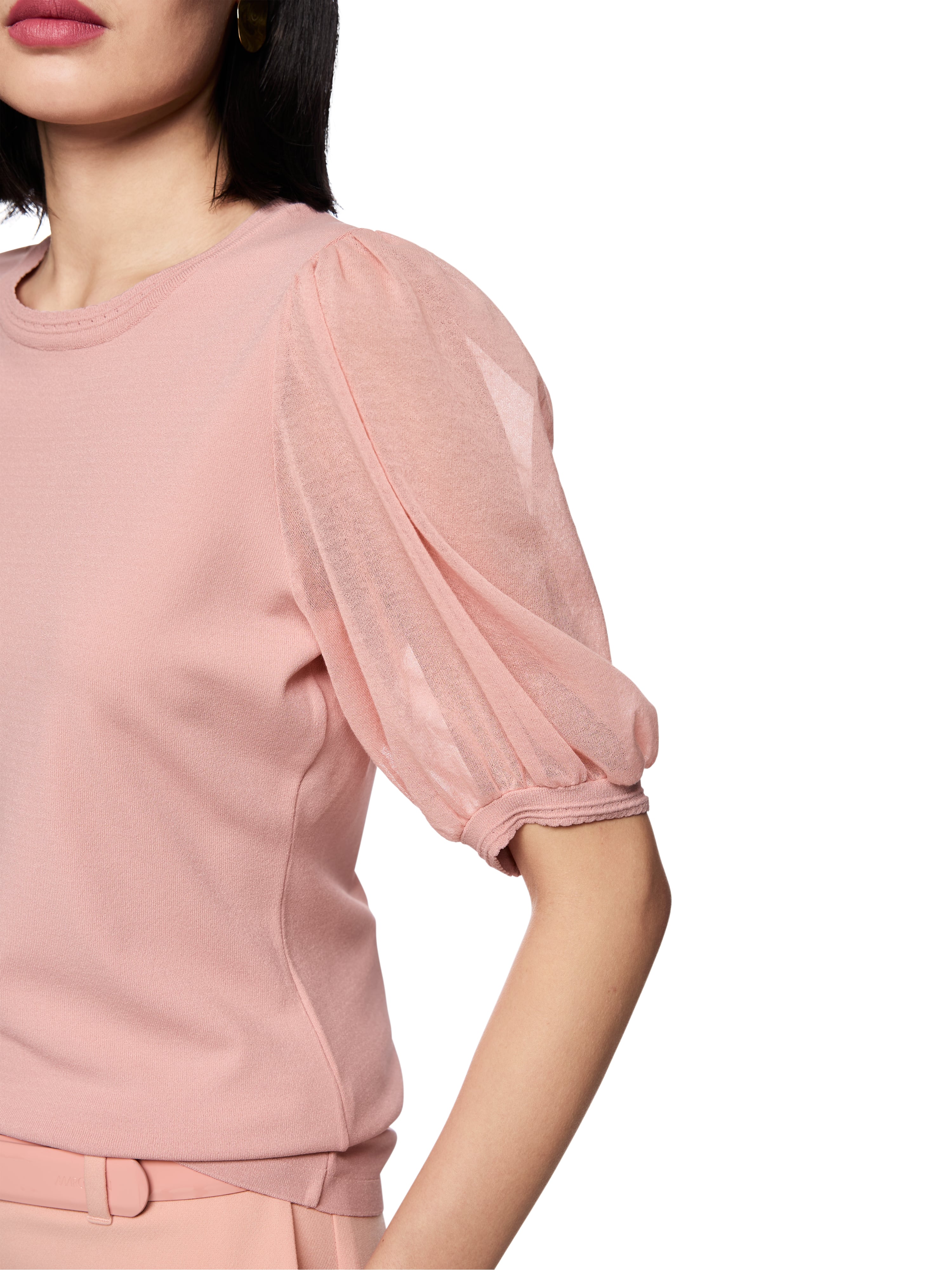 סריג דק בגזרה צמודה עם שרוולים העשויים מקרפ כותנה שקוף למחצה וצווארון עגולהרכב: 88% ויסקוזה, 12% פוליאסטרהדוגמנית בגובה 1.79 ולובשת מידה 3 של מארק קיין