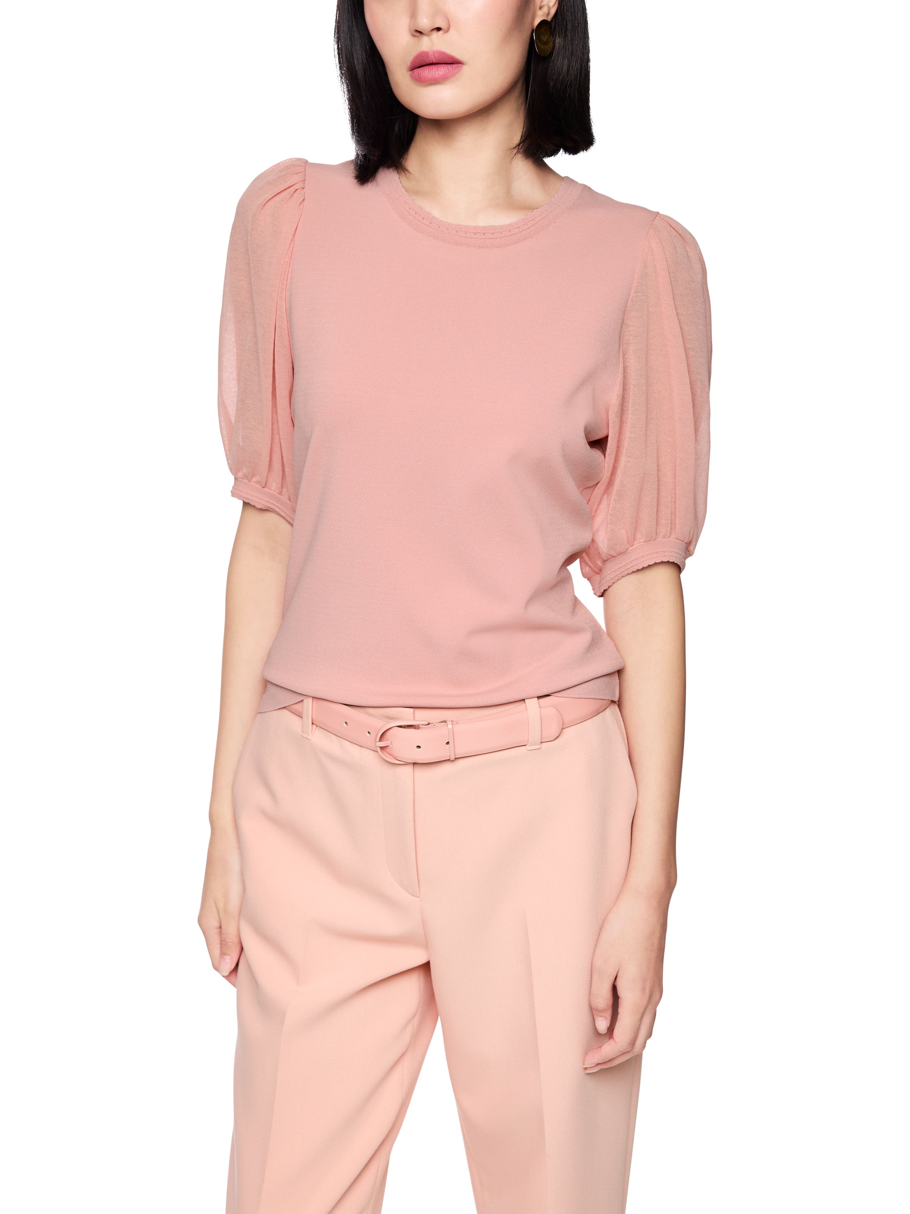 סריג דק בגזרה צמודה עם שרוולים העשויים מקרפ כותנה שקוף למחצה וצווארון עגולהרכב: 88% ויסקוזה, 12% פוליאסטרהדוגמנית בגובה 1.79 ולובשת מידה 3 של מארק קיין