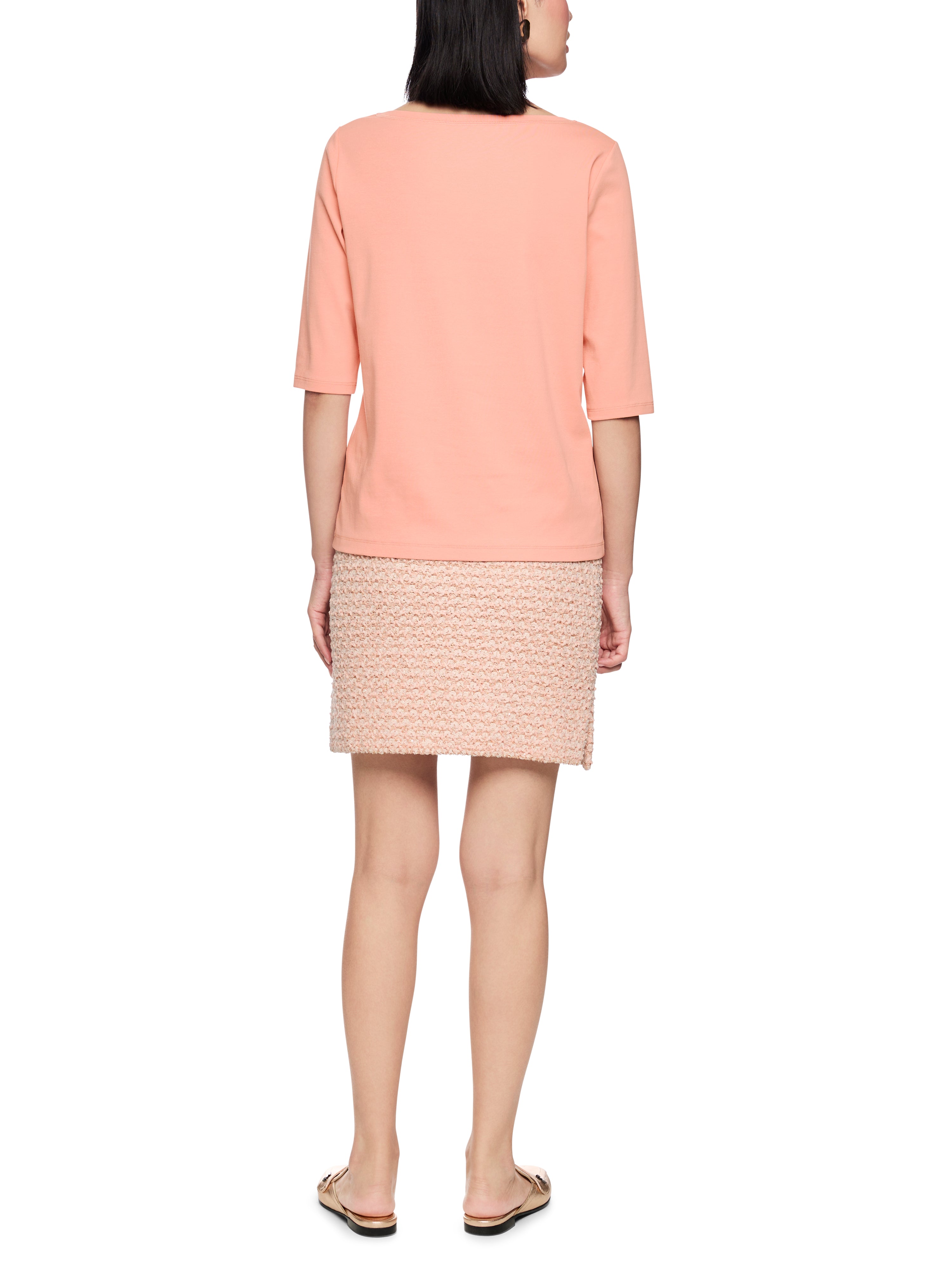 חולצת טי חצי שרוול בגזרה צמודה עם צווארון עגולהרכב: 92% כותנה, 8% אלסטןהדוגמנית בגובה 1.79 ולובשת מידה 3 של מארק קיין