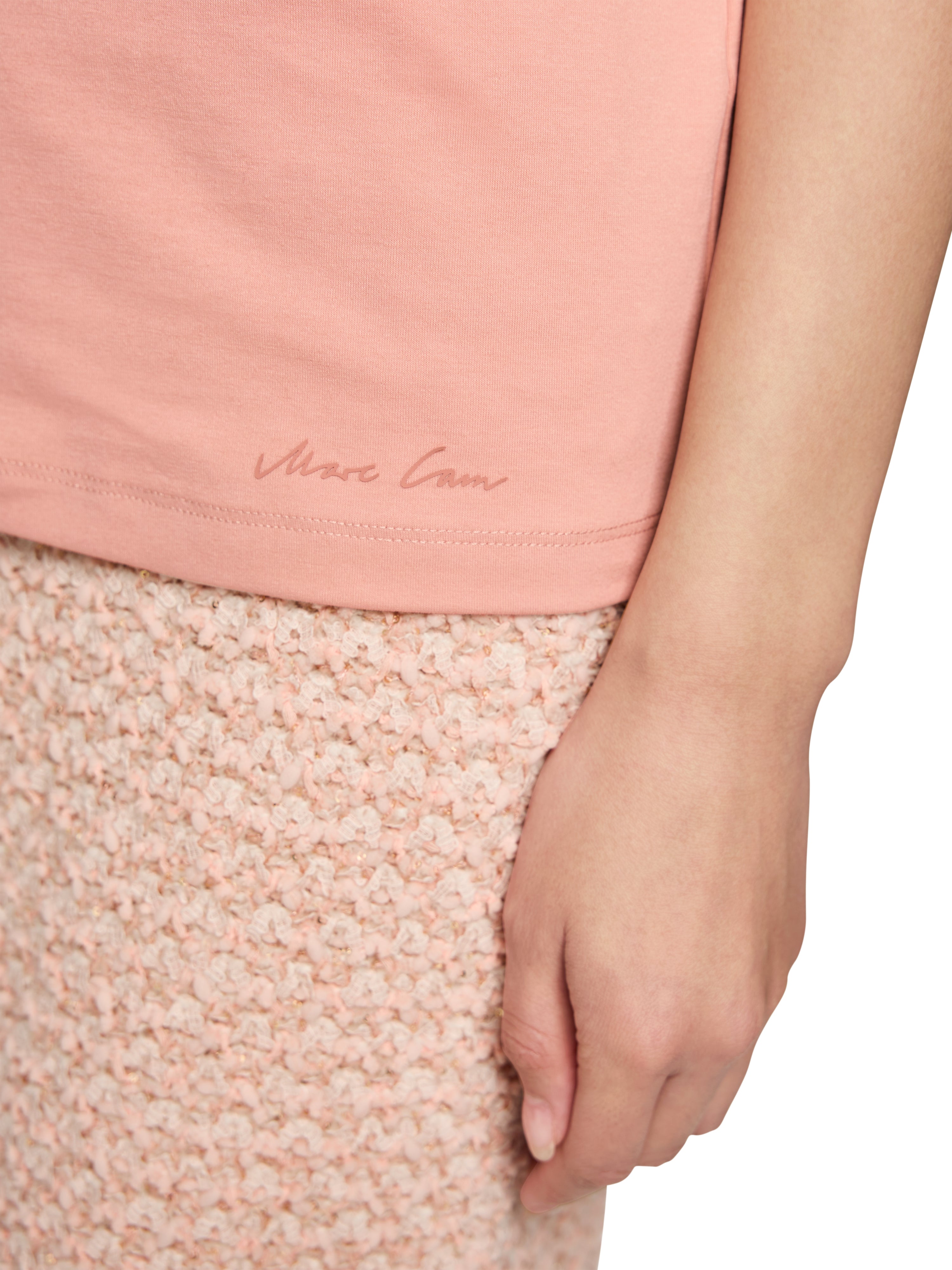 חולצת טי חצי שרוול בגזרה צמודה עם צווארון עגולהרכב: 92% כותנה, 8% אלסטןהדוגמנית בגובה 1.79 ולובשת מידה 3 של מארק קיין