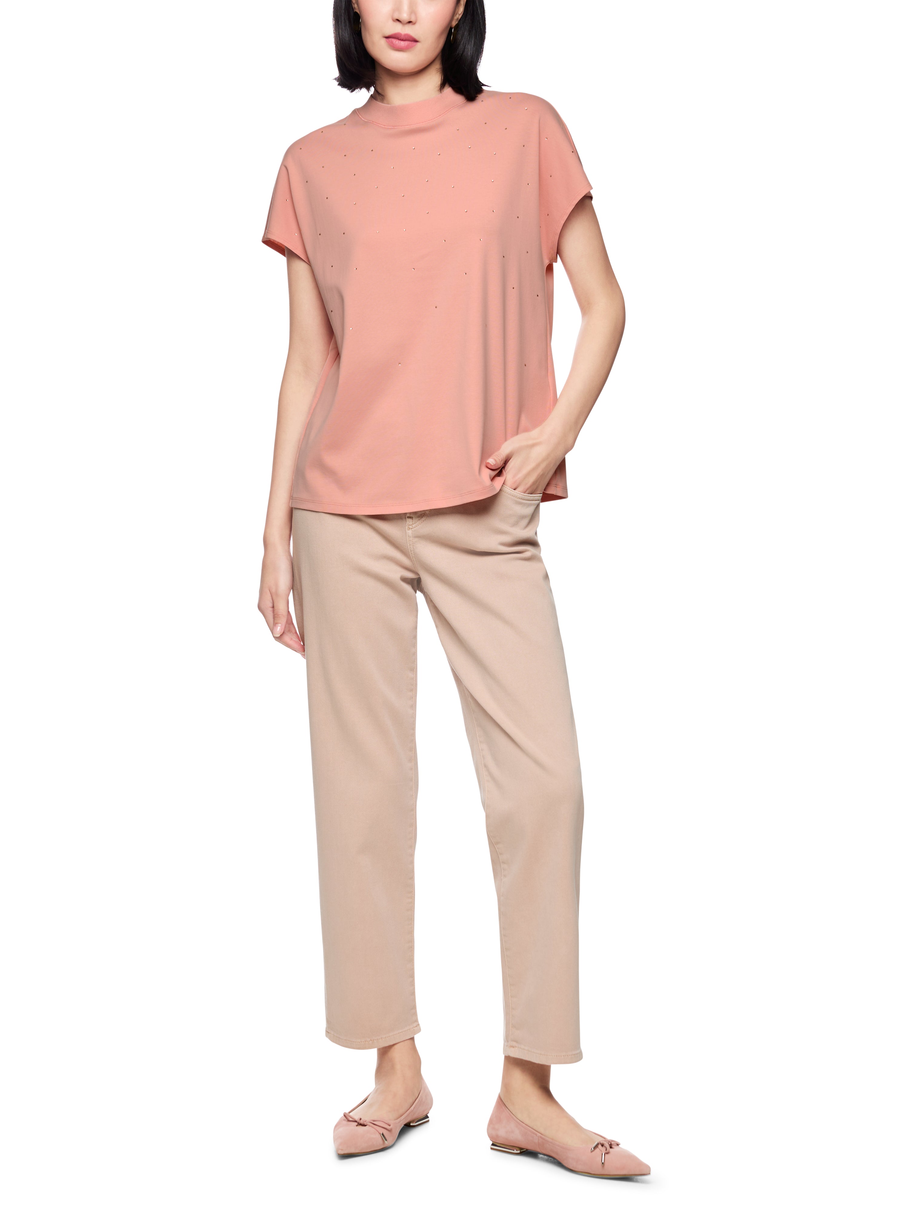 חולצת טי בעיטור אבנים מיניאטוריות בחזית וצווארון עגולהרכב: 95% כותנה, 5% אלסטןהדוגמנית בגובה 1.79 ולובשת מידה 3 של מארק קיין