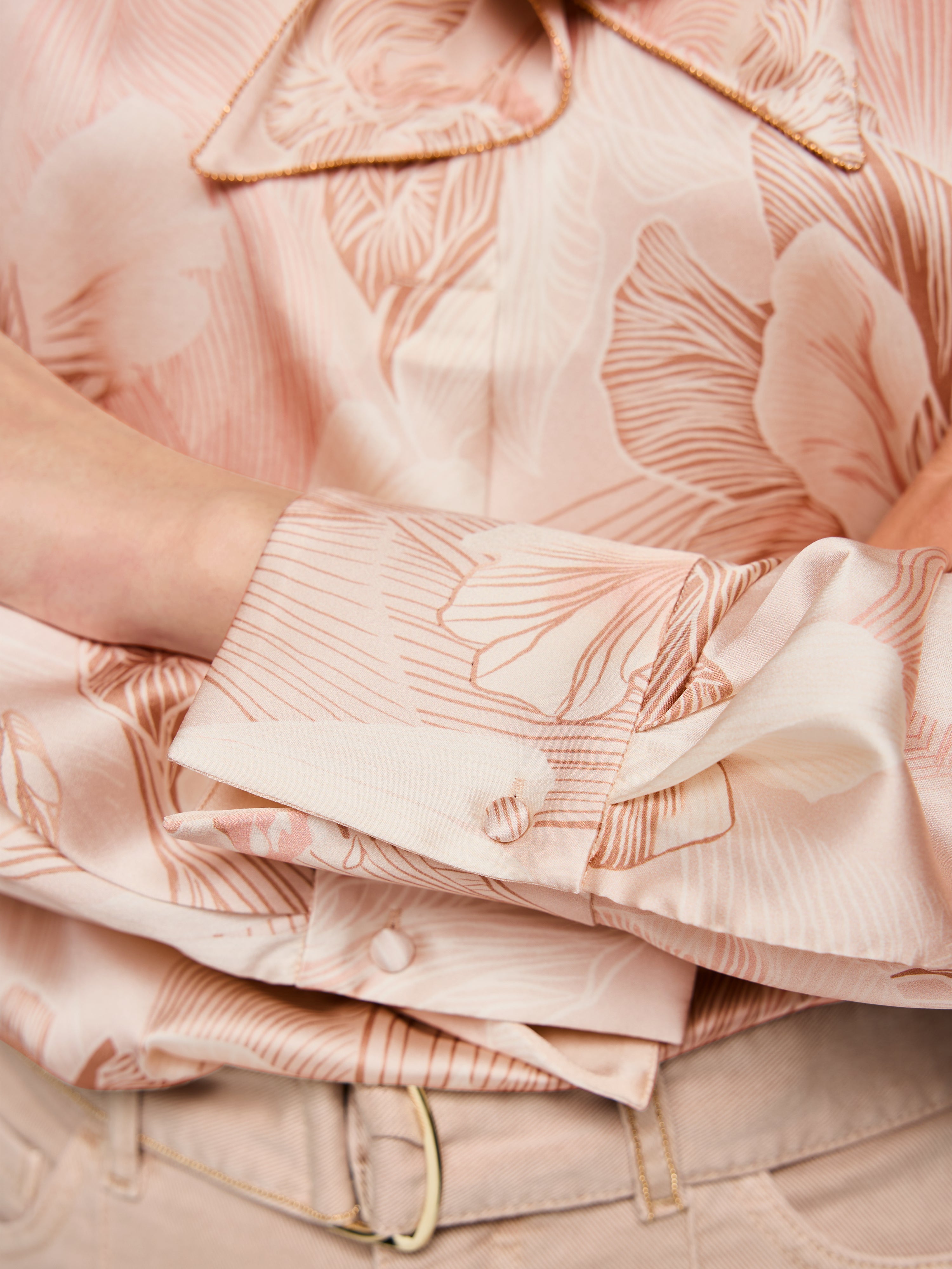 חולצת בלוזון בגזרה ישרה עם הדפס פרחוני עדין וסרט פפיון בשילוב שרשרת דקורטיביתהרכב: 92% משי, 8% אלסטןהדוגמנית בגובה 1.79 ולובשת מידה 3 של מארק קיין