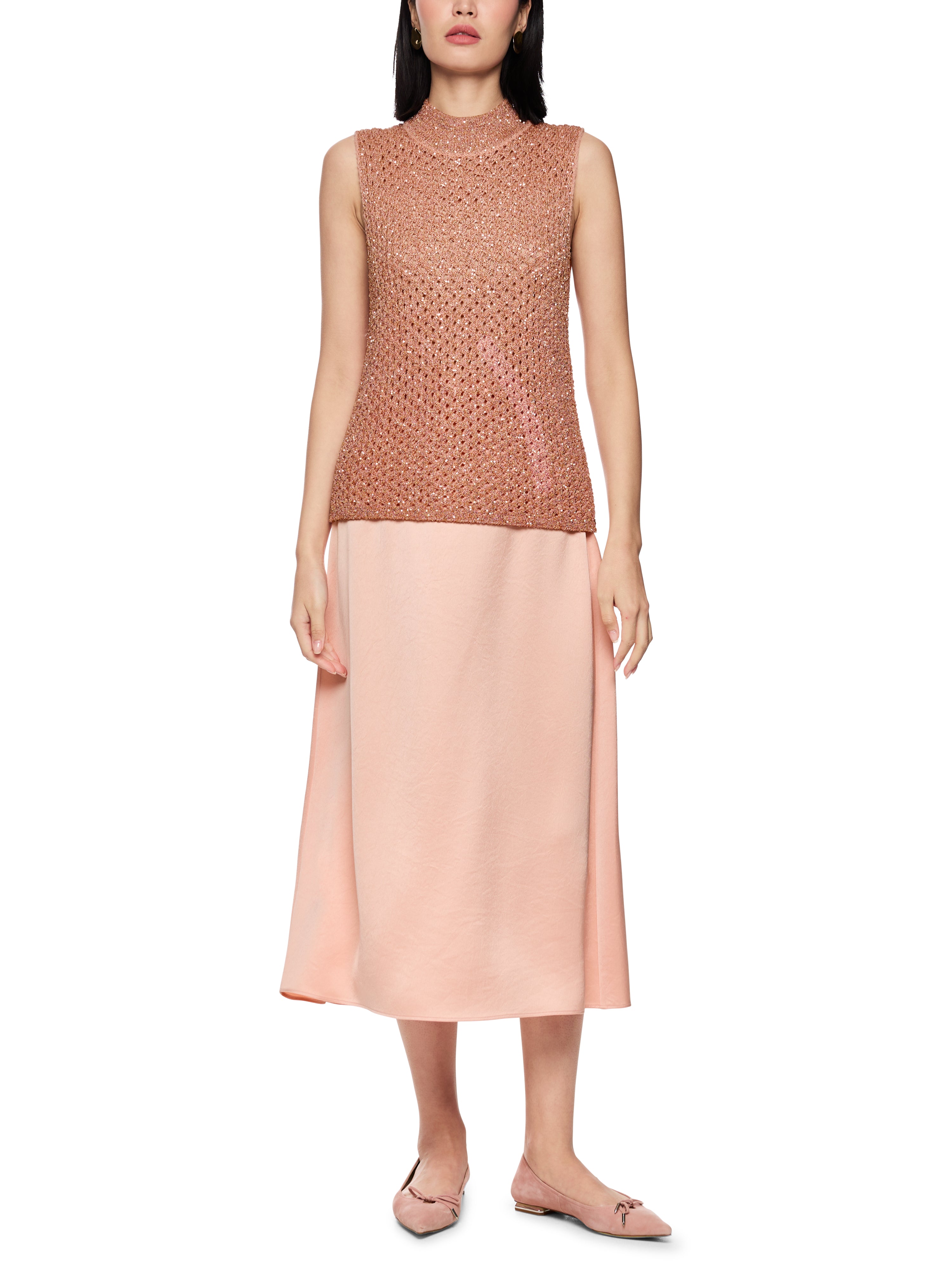 טופ סריג בגזרה ישרה בעיטור פאייטים מיניאטורים הרכב: 34% פוליאמיד, 28% פוליאסטר, 22% אקריליק, 16% צמרהדוגמנית בגובה 1.79 ולובשת מידה 3 של מארק קיין