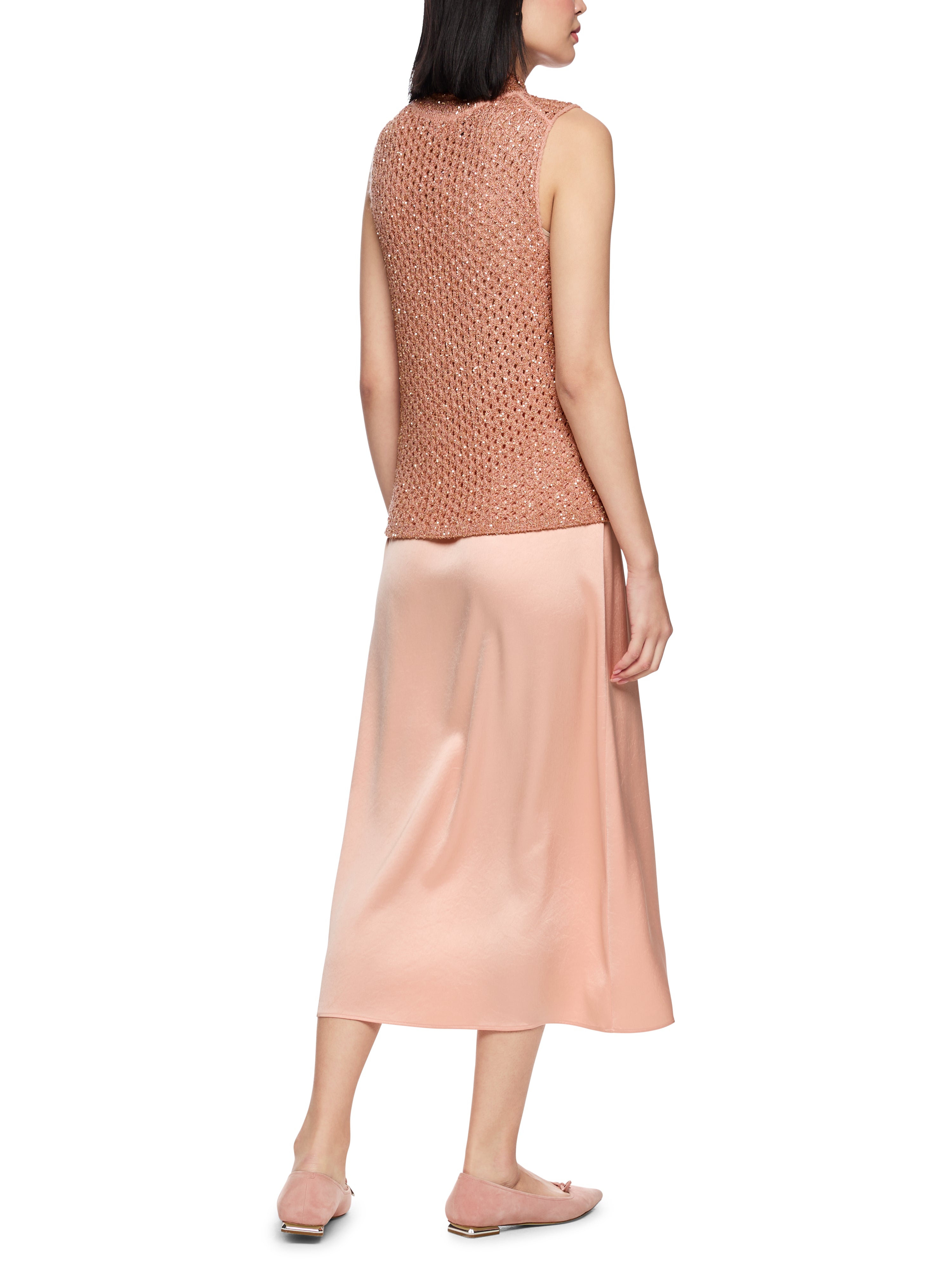 טופ סריג בגזרה ישרה בעיטור פאייטים מיניאטורים הרכב: 34% פוליאמיד, 28% פוליאסטר, 22% אקריליק, 16% צמרהדוגמנית בגובה 1.79 ולובשת מידה 3 של מארק קיין