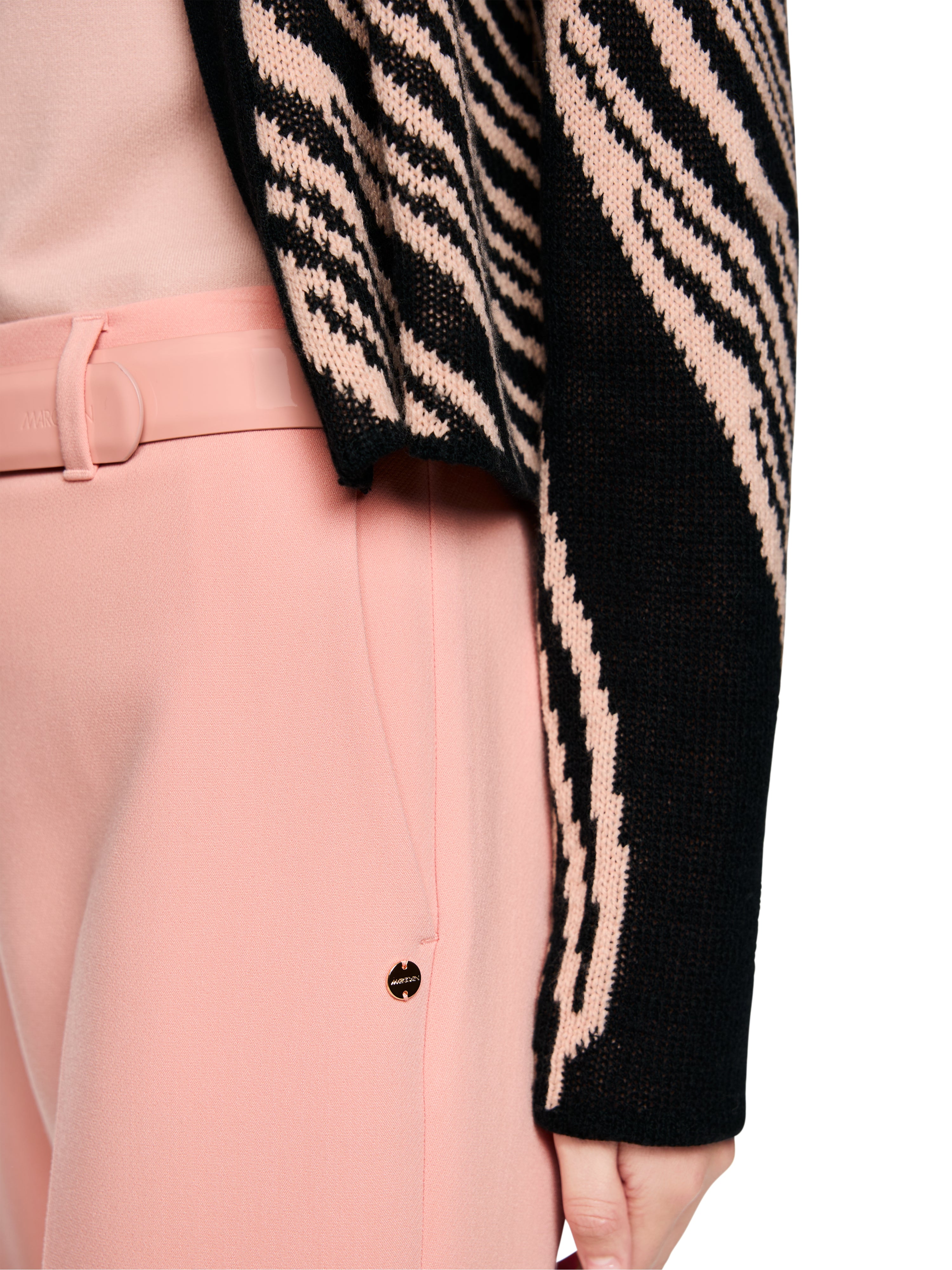 מכנסיים בגזרה צמודה באורך 7/8 עם מכפלת וכיסים צדדיים הרכב: 40% פוליאסטר (ממוחזר), 31% פוליאסטר, 22% ויסקוזה, 7% אלסטןהדוגמנית בגובה 1.79 ולובשת מידה 3 של מארק קיין