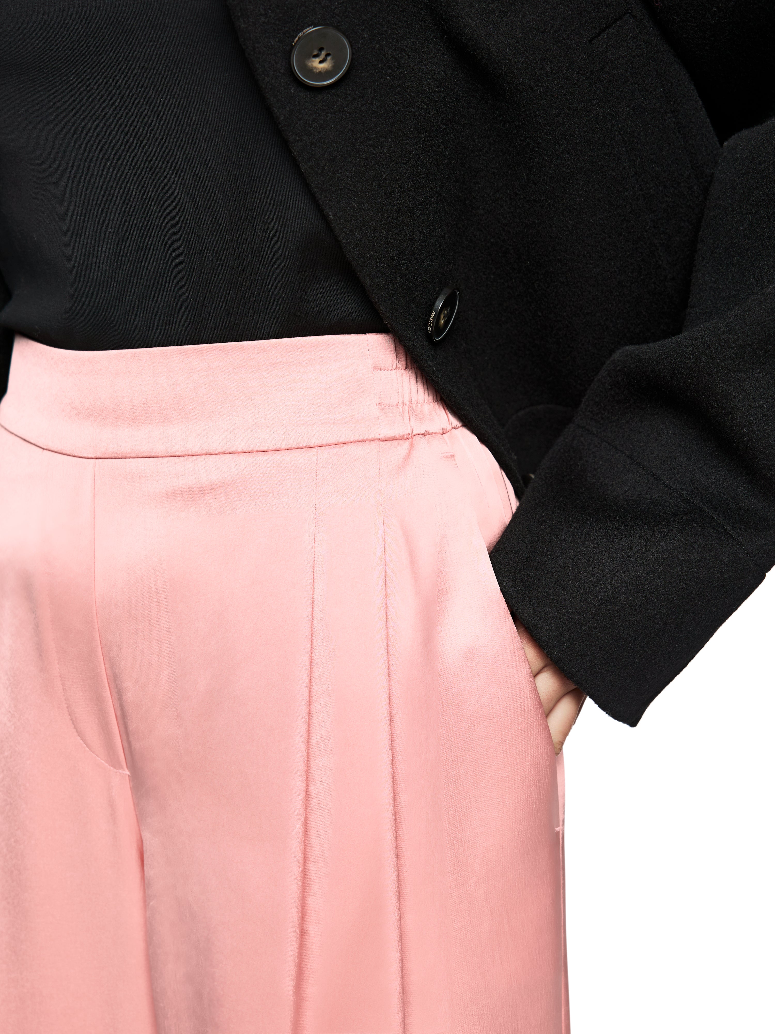 מכנסיים בגזרה רחבה מבד סאטן עם חגורת מותן אלסטית וכיסים צדדיים הרכב: 82% אצטט, 18% פוליאסטרהדוגמנית בגובה 1.79 ולובשת מידה 3 של מארק קיין