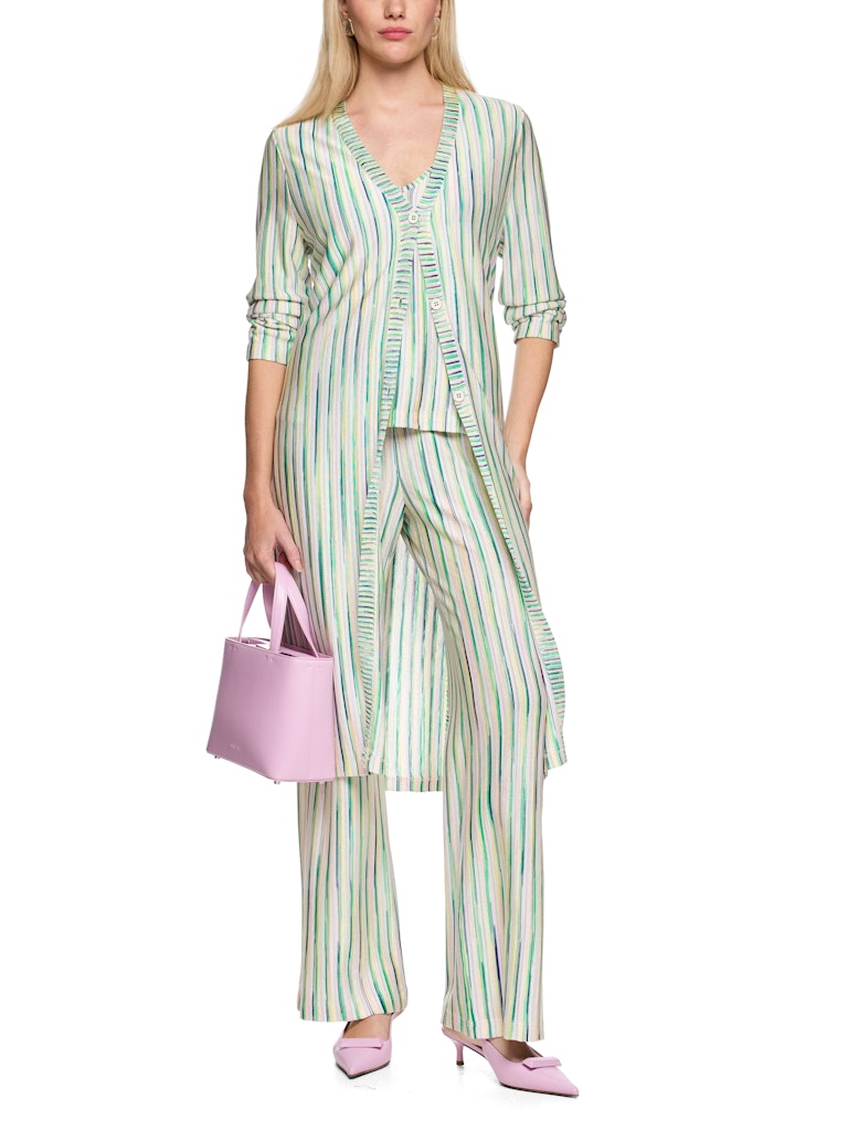 קרדיגן ארוך ואלגנטי, עשוי סריג ויסקוזה רך בשילוב לורקס למראה ברק עדין, בדוגמת פסים בגוונים בהירים. גזרה קלילה ונינוחה, באורך הברך, צווארון וי, סגירה באמצעות כפתורים, ושסעים במכפלת.הרכב: 91% ויסקוזה, 7% כותנה אורגנית, 2% סיבים מתכתייםהדוגמנית בגובה 1.79 ולובשת מידה 3 של מארק קיין