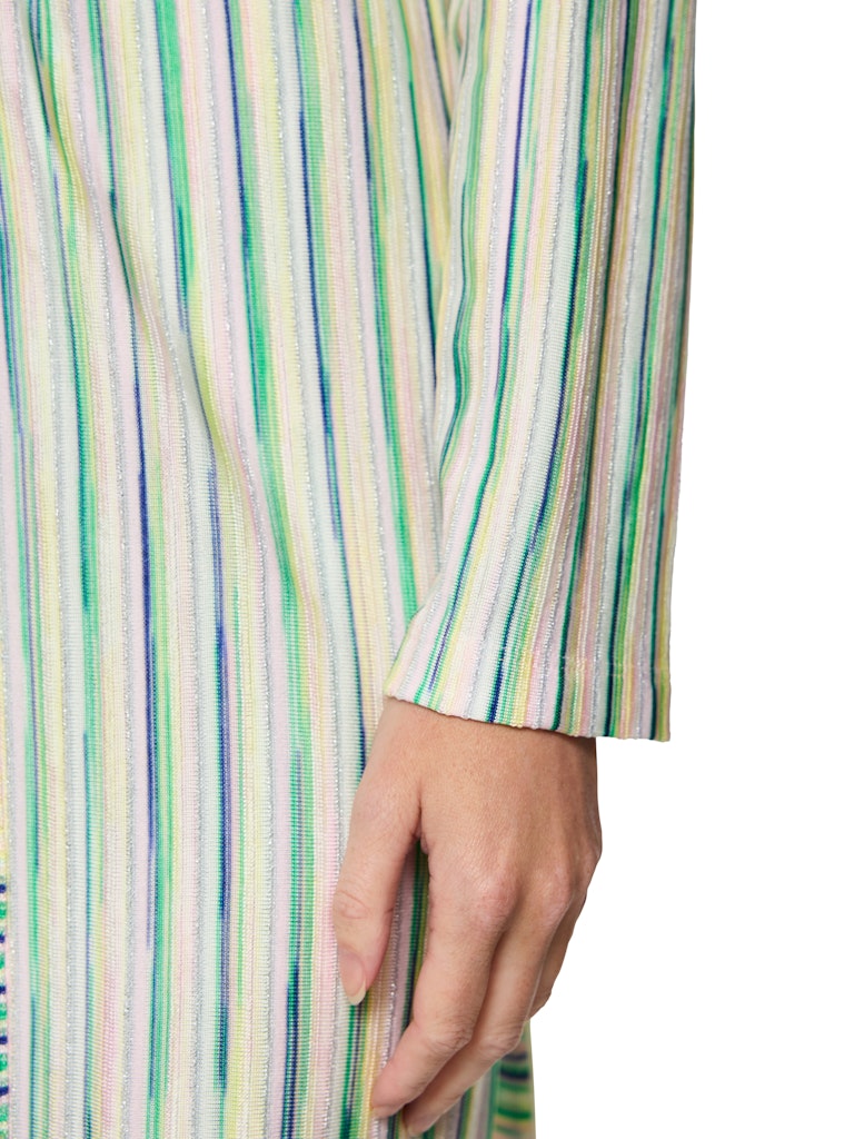 קרדיגן ארוך ואלגנטי, עשוי סריג ויסקוזה רך בשילוב לורקס למראה ברק עדין, בדוגמת פסים בגוונים בהירים. גזרה קלילה ונינוחה, באורך הברך, צווארון וי, סגירה באמצעות כפתורים, ושסעים במכפלת.הרכב: 91% ויסקוזה, 7% כותנה אורגנית, 2% סיבים מתכתייםהדוגמנית בגובה 1.79 ולובשת מידה 3 של מארק קיין