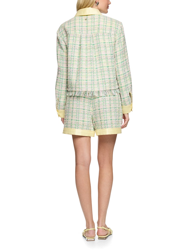 ז'קט אופנתי בגזרה קז'ואלית, מבד בעל טקסטורה בדוגמת משבצות צבעוניות, עם צווארון קלאסי, שני כיסים קדמיים, ושרוולים מכופתרים בגוון צהוב בהיר.סגירה קדמית באמצעות שורת כפתורים, וסיומת פרנזים במכפלת.הרכב: 100% פוליאסטרהדוגמנית בגובה 1.79 ולובשת מידה 3 של מארק קיין