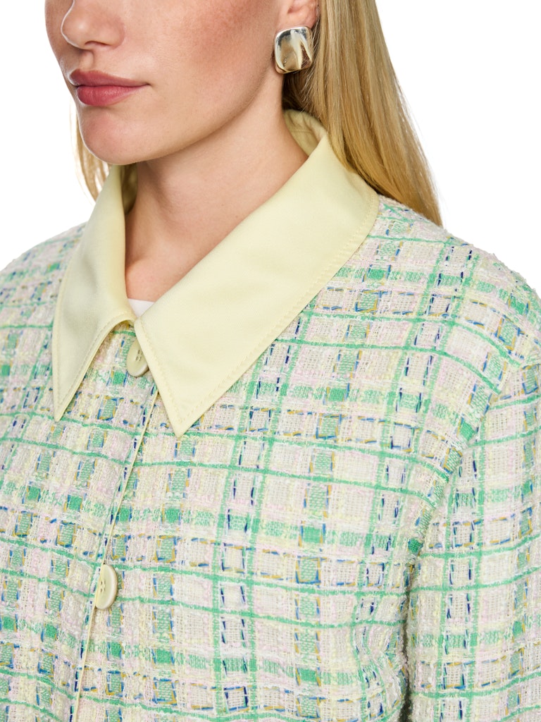 ז'קט אופנתי בגזרה קז'ואלית, מבד בעל טקסטורה בדוגמת משבצות צבעוניות, עם צווארון קלאסי, שני כיסים קדמיים, ושרוולים מכופתרים בגוון צהוב בהיר.סגירה קדמית באמצעות שורת כפתורים, וסיומת פרנזים במכפלת.הרכב: 100% פוליאסטרהדוגמנית בגובה 1.79 ולובשת מידה 3 של מארק קיין