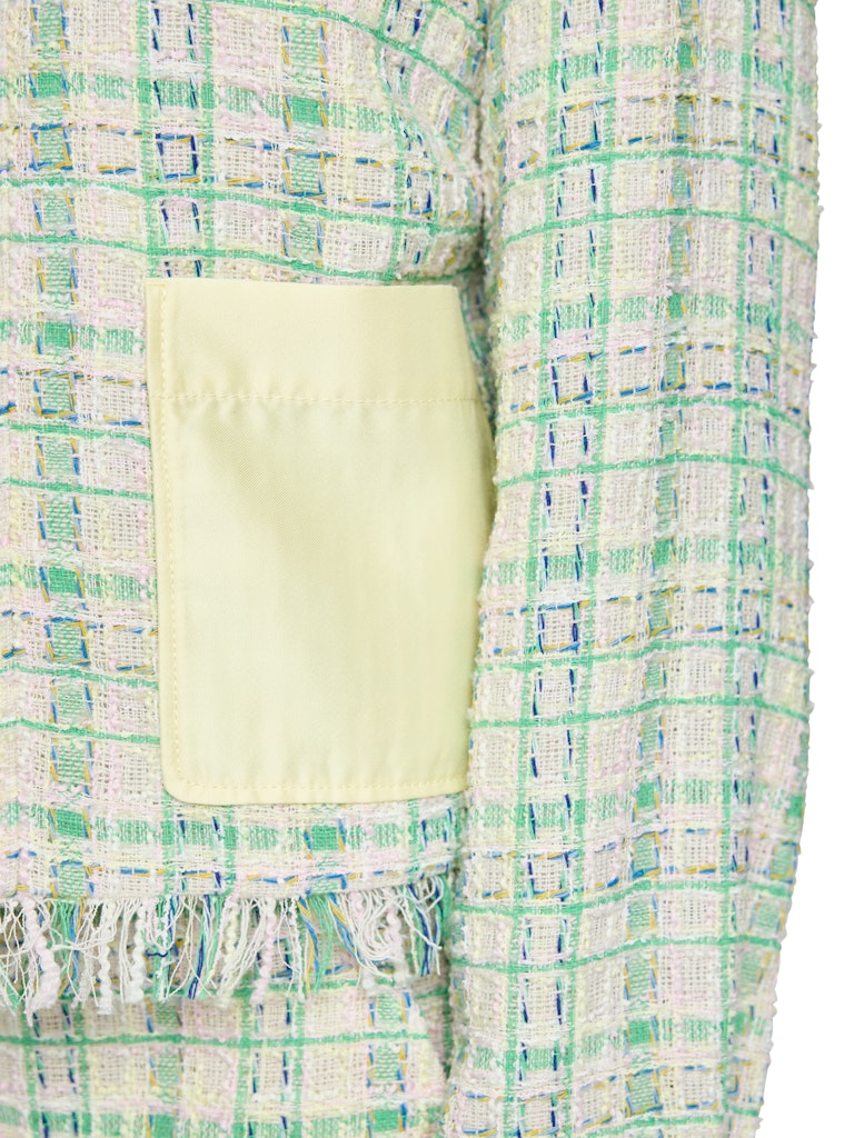 ז'קט אופנתי בגזרה קז'ואלית, מבד בעל טקסטורה בדוגמת משבצות צבעוניות, עם צווארון קלאסי, שני כיסים קדמיים, ושרוולים מכופתרים בגוון צהוב בהיר.סגירה קדמית באמצעות שורת כפתורים, וסיומת פרנזים במכפלת.הרכב: 100% פוליאסטרהדוגמנית בגובה 1.79 ולובשת מידה 3 של מארק קיין