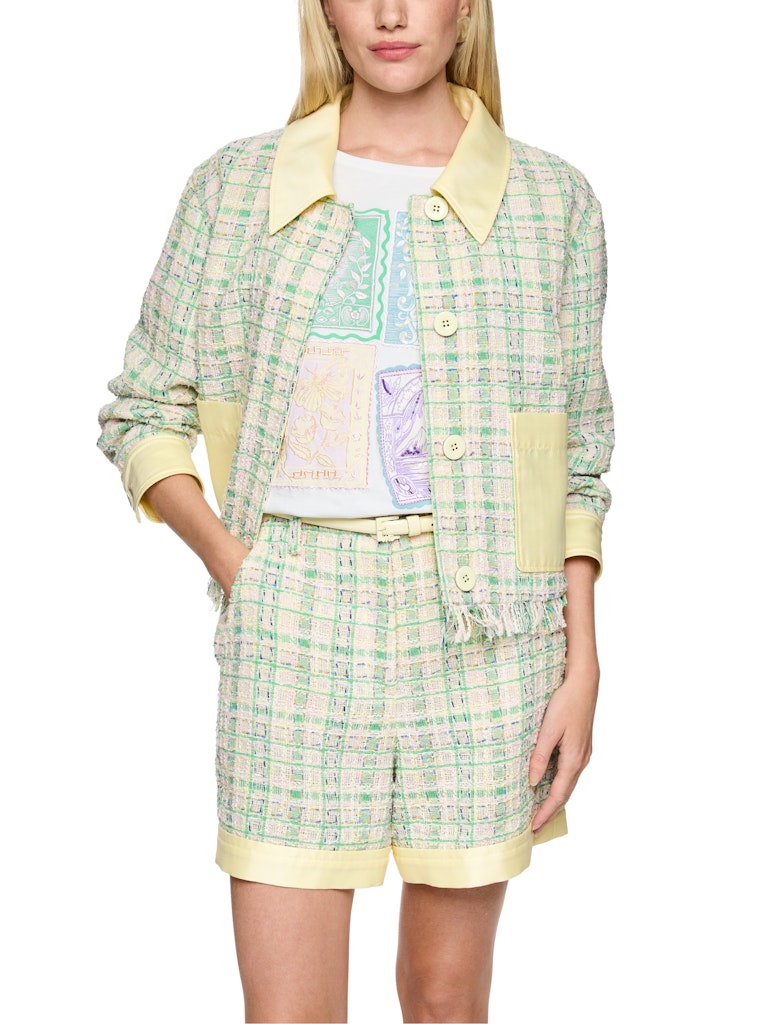 ז'קט אופנתי בגזרה קז'ואלית, מבד בעל טקסטורה בדוגמת משבצות צבעוניות, עם צווארון קלאסי, שני כיסים קדמיים, ושרוולים מכופתרים בגוון צהוב בהיר.סגירה קדמית באמצעות שורת כפתורים, וסיומת פרנזים במכפלת.הרכב: 100% פוליאסטרהדוגמנית בגובה 1.79 ולובשת מידה 3 של מארק קיין